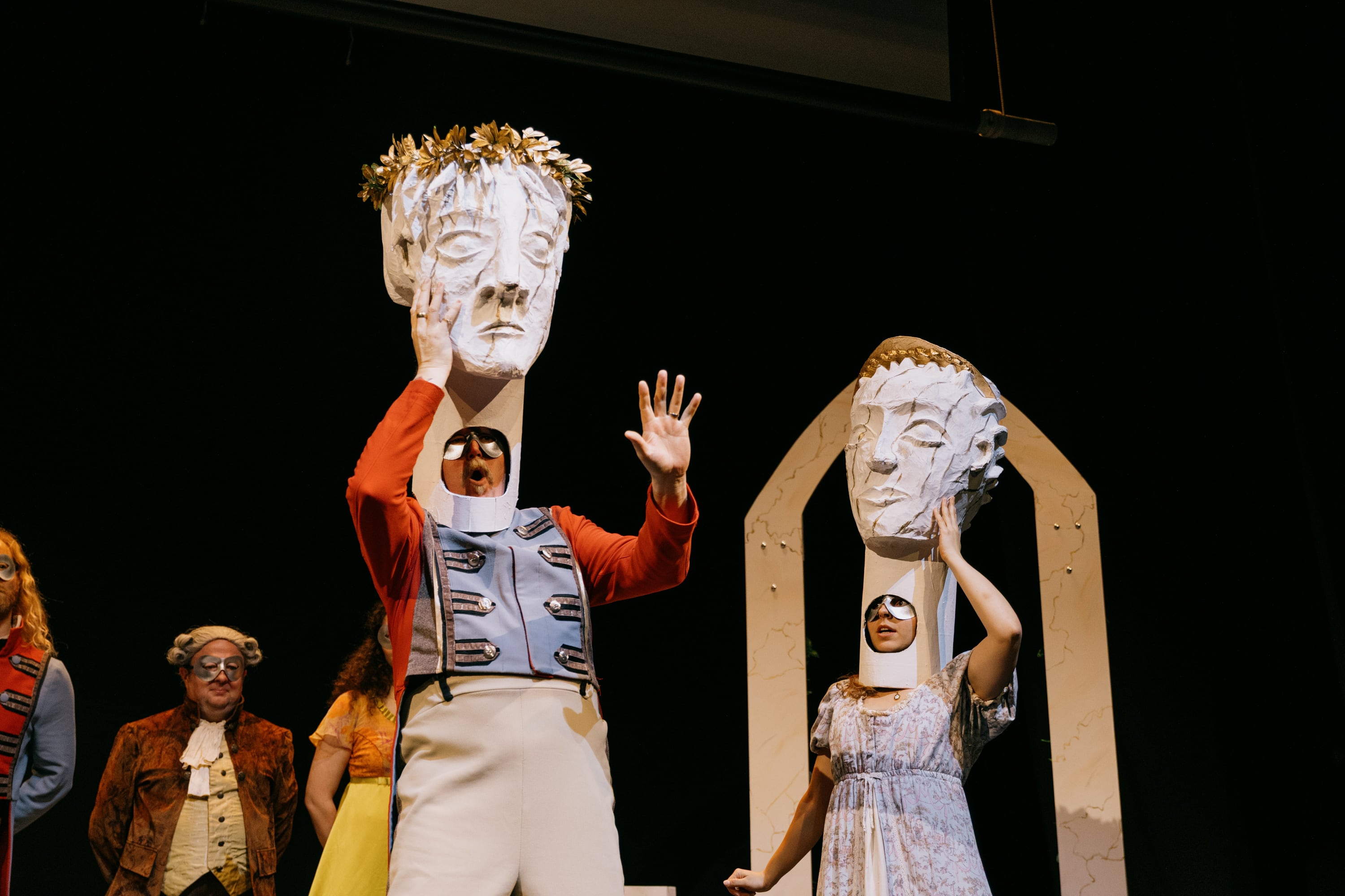 'Much Ado About Nothing' ('Mucho ruido y pocas nueces') es una comedia de William Shakespeare que se cree fue escrita entre 1598 y 1599.