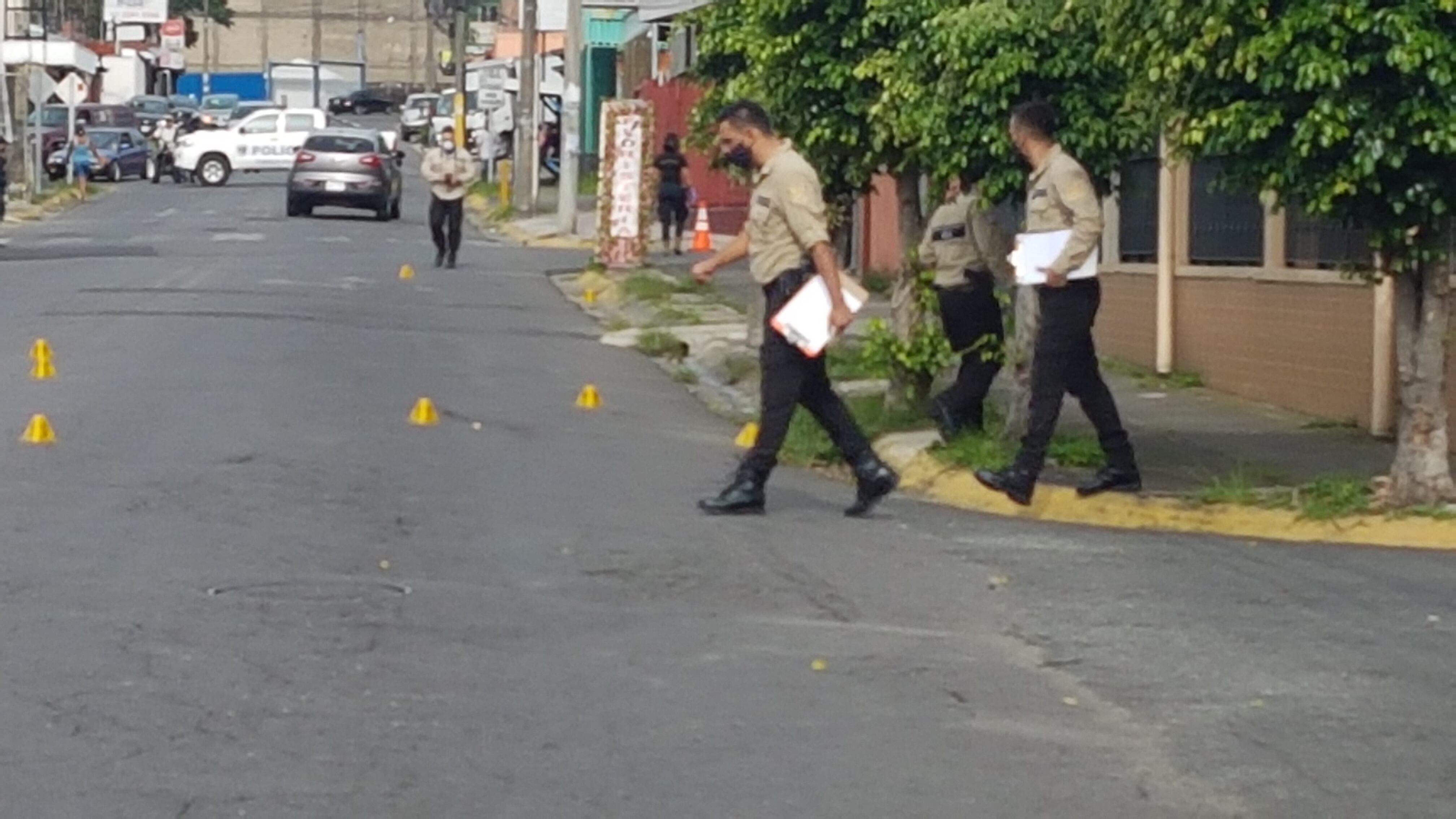 Al menos 13 indicios balìsticos quedaron en la vìa frente al Megasúper de Cuatro Reinas, luego de un intercambio de balazos al mediodía de este mièrcoles. Foto: H. Solano