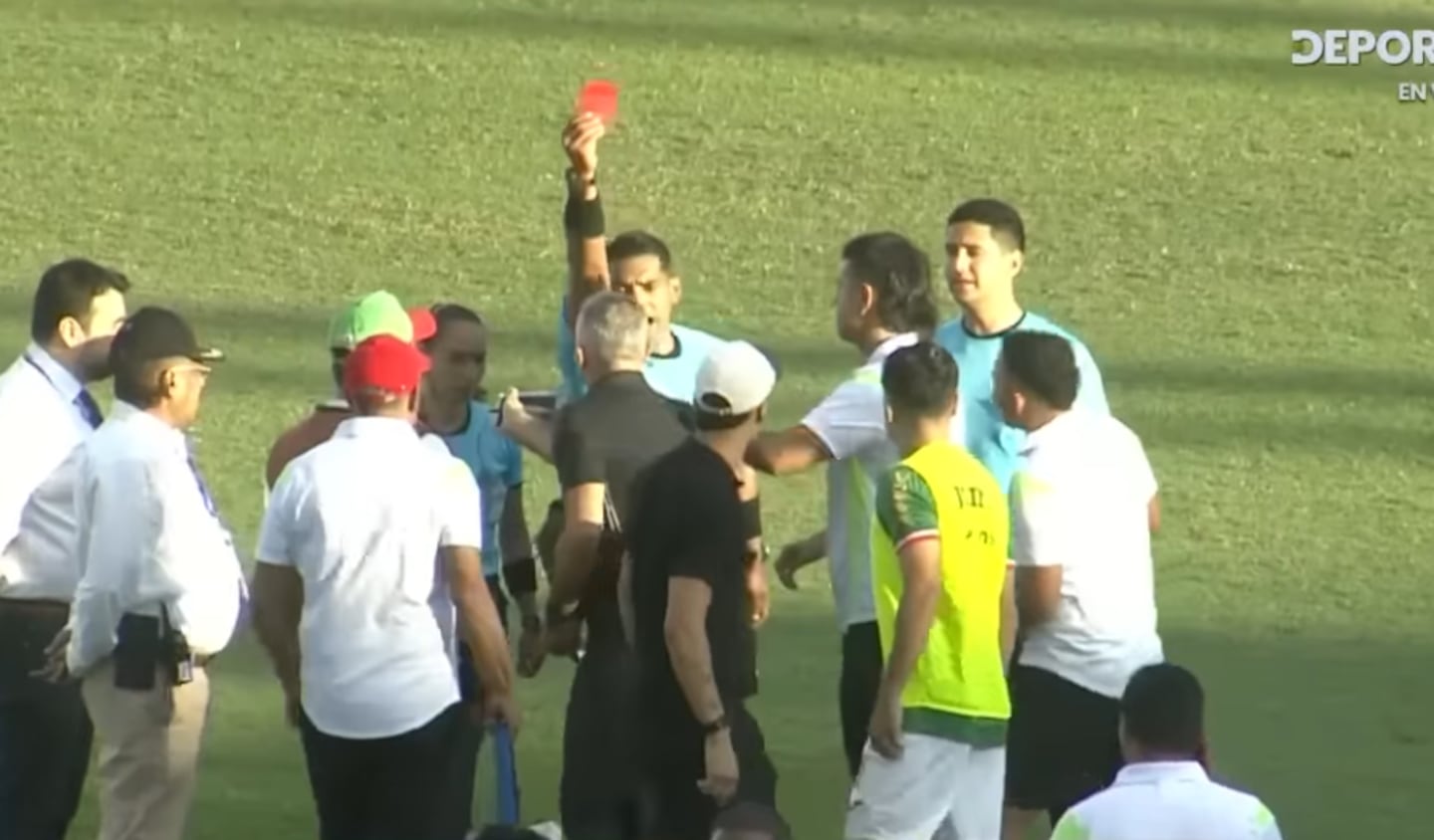 Al estilo Miguel Segura: técnico en Honduras mostró teléfono celular al árbitro tras anular gol