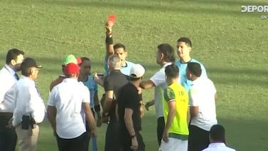Al estilo Miguel Segura: técnico en Honduras mostró teléfono celular al árbitro tras anular gol