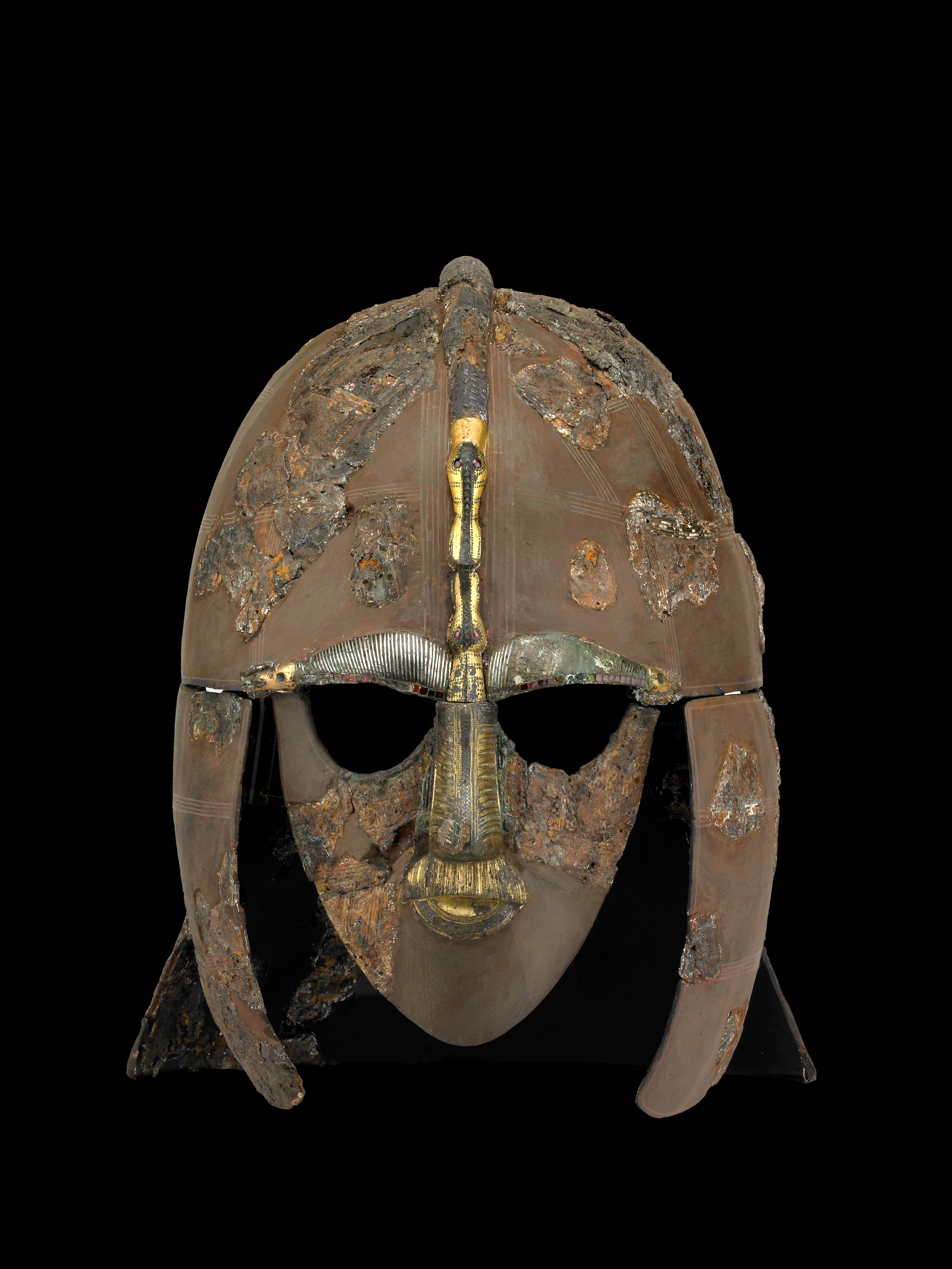 El casco del tesoro de Sutton Hoo, un botín que pudo pertenecer a un rey anglosajón de Anglia Oriental, al este de Inglaterra.