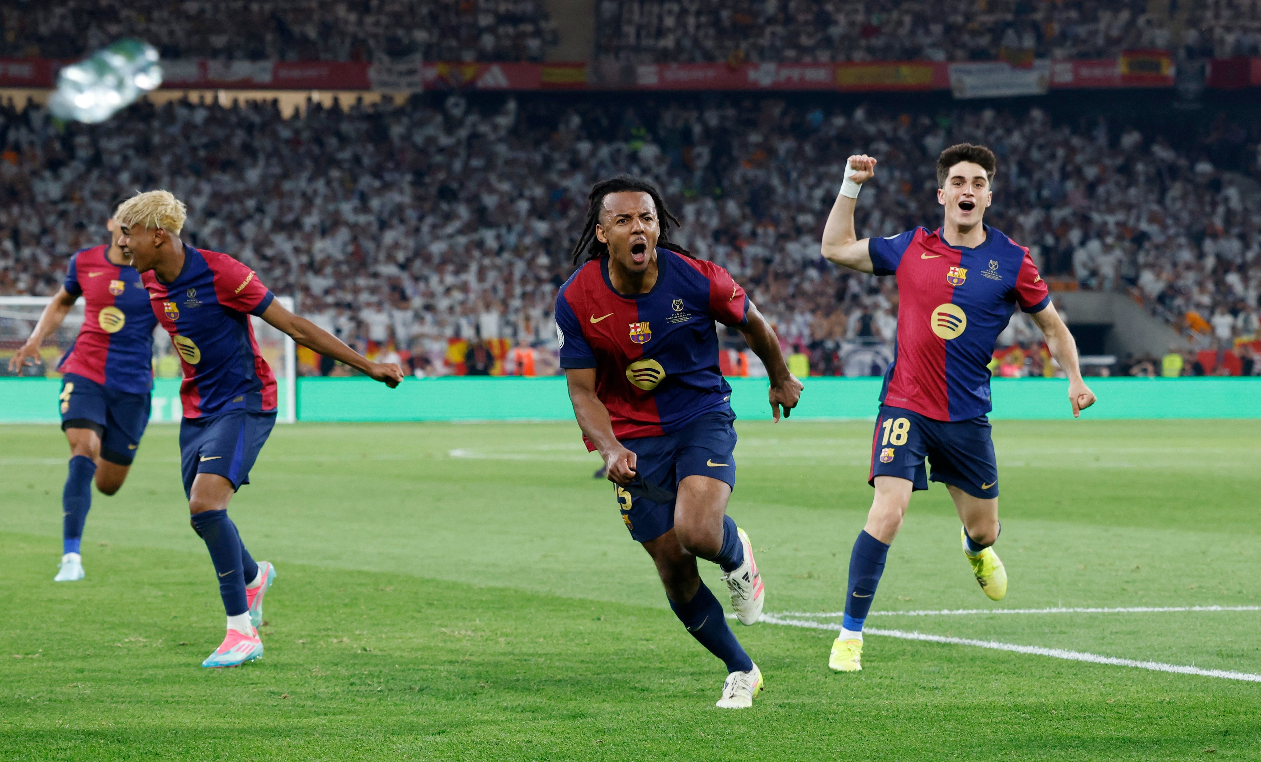 El defensor francés Jules Koundé anotó el gol de la victoria del Barcelona, en la final de la Copa del Rey ante el Real Madrid. Foto tomada de X Infobae.