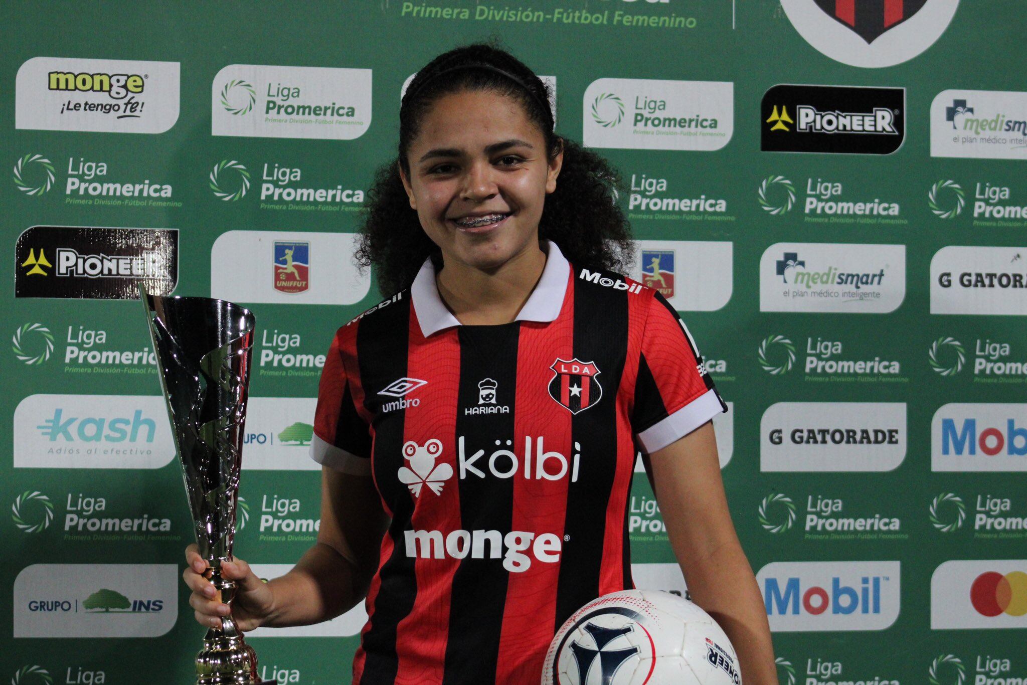 Alexandra Pinell recibió el premio como la mejor futbolista del clásico entre Liga Deportiva Alajuelense y Saprissa FF, un juego que culminó 7-2 en el Estadio Alejandro Morera Soto.