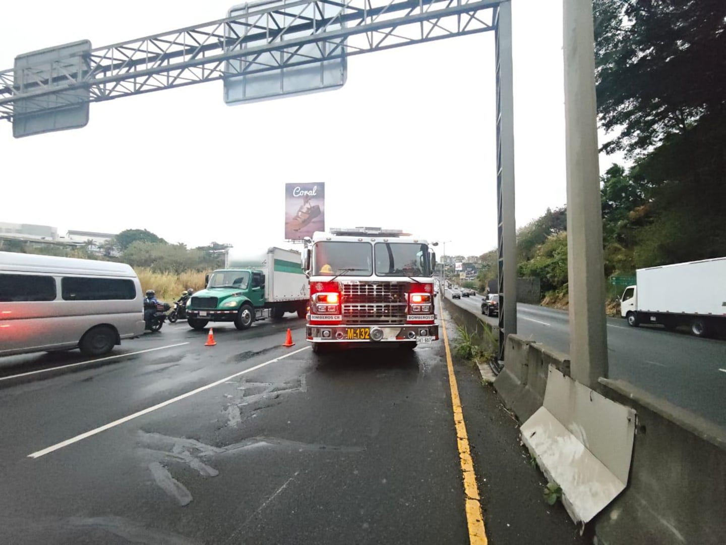 Choque mortal entre tráiler y moto genera presas cerca del peaje de la ruta 27 en Escazú