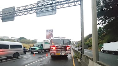 Choque mortal entre tráiler y moto genera presas cerca del peaje de la ruta 27 en Escazú