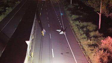 Motociclista muere prensado bajo tráiler tras violento choque en la ruta 32