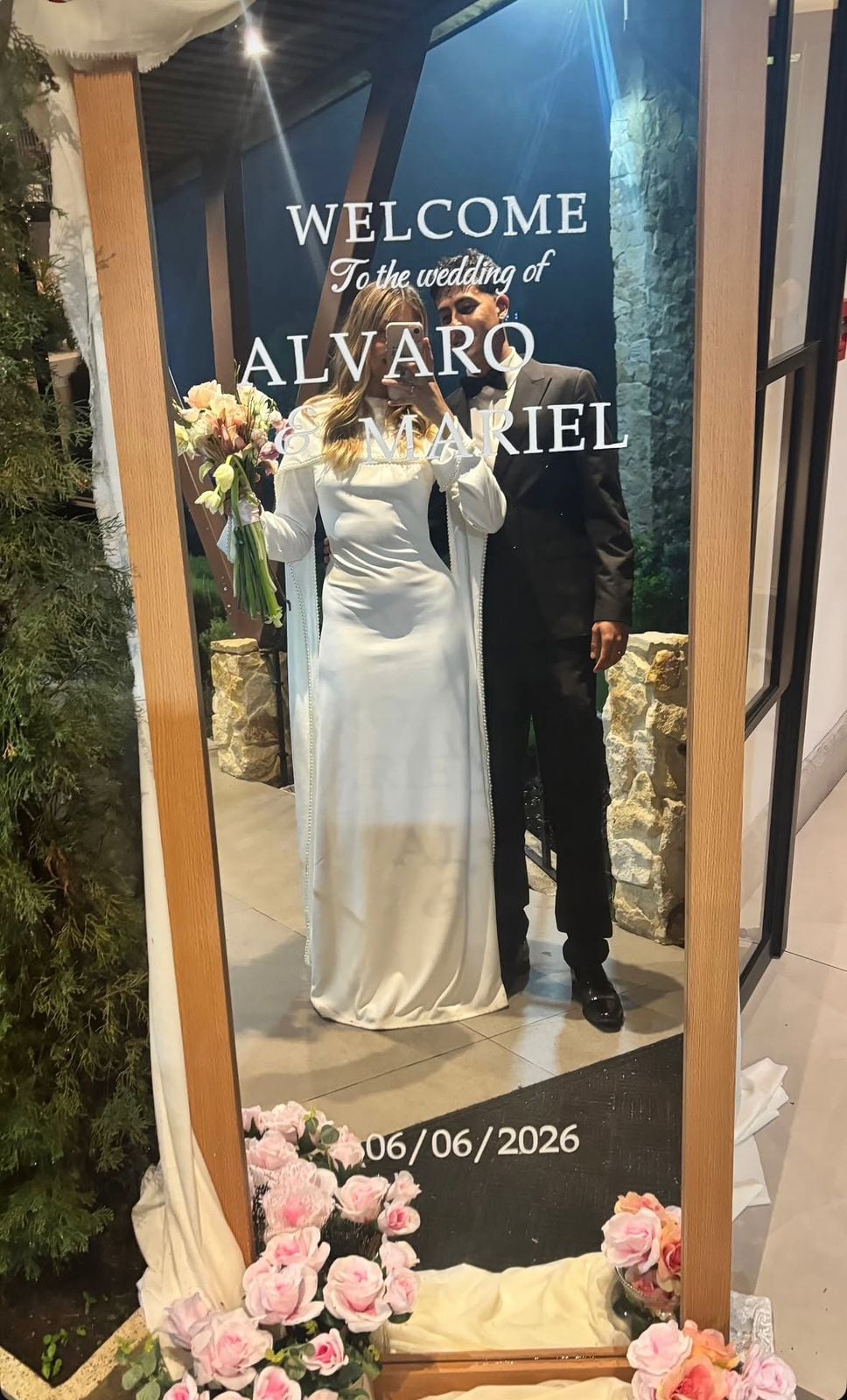 Mariel Flores y Álvaro Zamora posan ya como esposos.