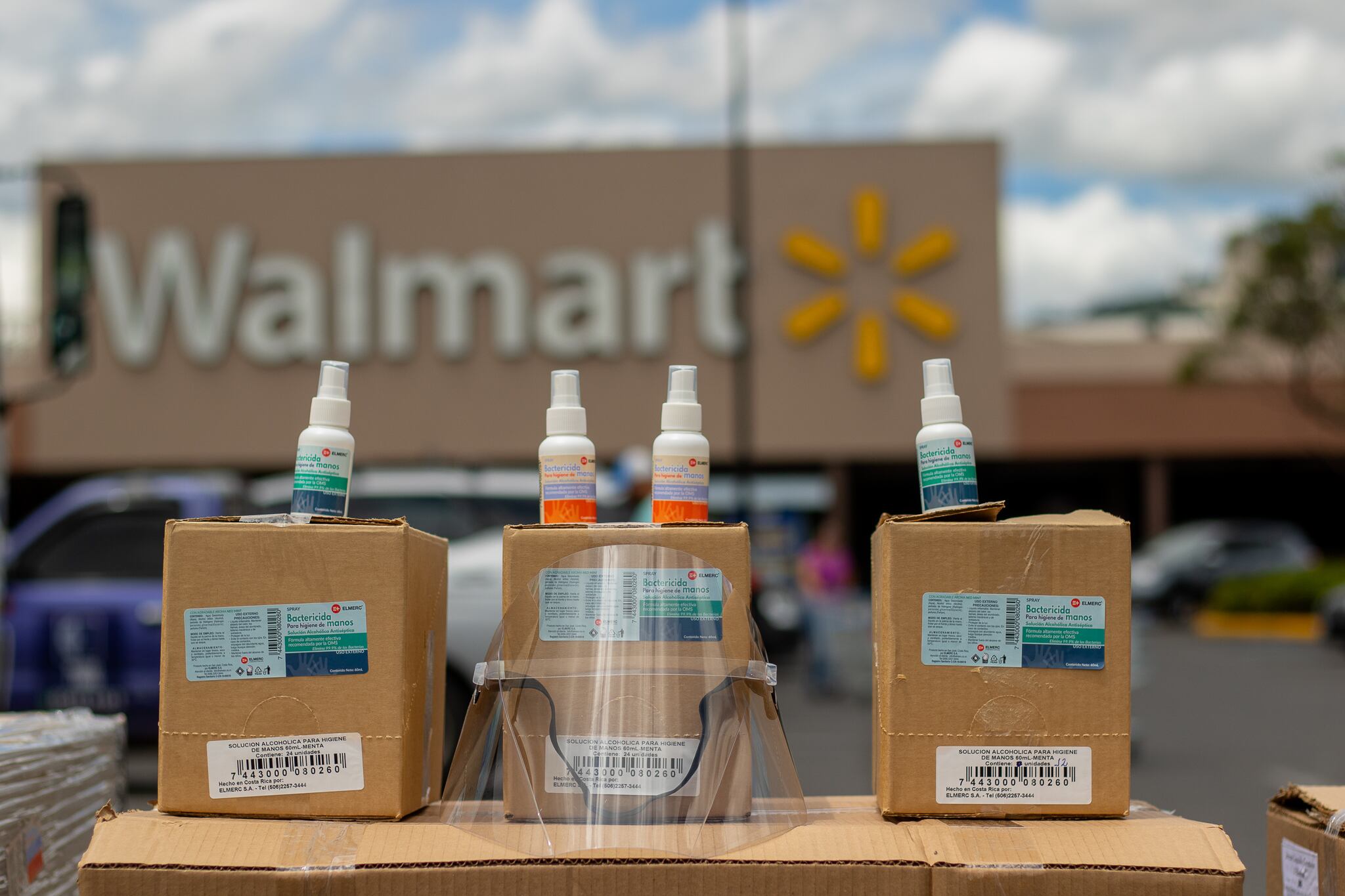 El ministerio de Seguridad Pública recibió una donación de 8,5 millones de colones de parte de Walmart de México y Centroamérica, en artículos hechos por PYMES que sirven para evitar que los oficiales se contagien de coronavirus.