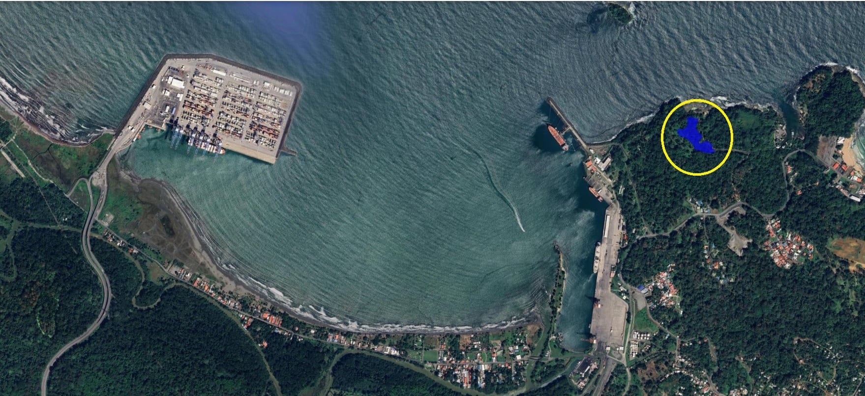 En azul aparece resaltada la propiedad donde la Urbanizadora Acre de Heredia S.A. pretendía levantar el proyecto turístico Beitos Place en el Portete de Limón. A la izquierda aparece la terminal de contenedores de APM Terminals en Moín, conforme esta imagen del Sistema Nacional de Información Territorial (SNIT). Fotografía: