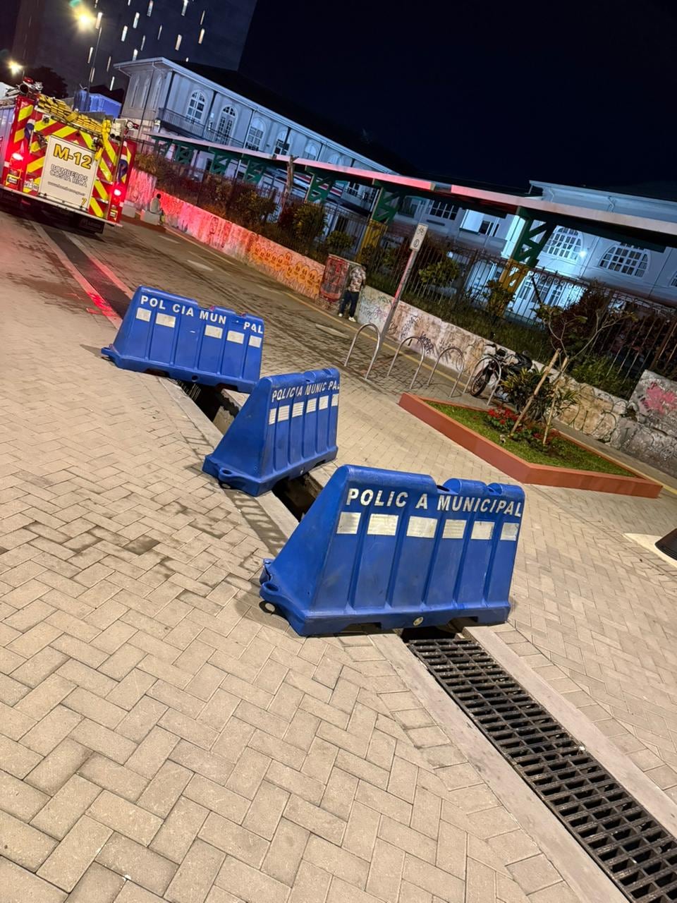 La policía municipal de San José colocó barreras de plástico en la zanja del desagüe luego de que las parrillas pluviales fueran afectadas.