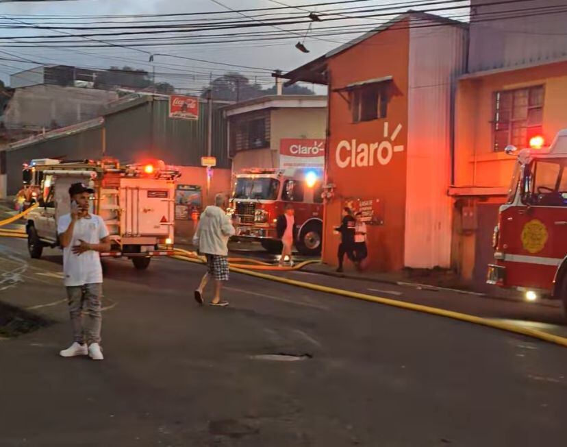 Los bomberos atendieron un incendio que abarcó, aproximadamente, 350 metros cuadrados en Cinco Esquinas de Tibás.