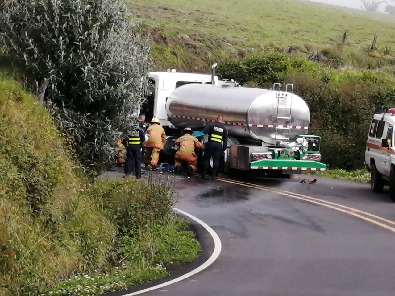 Bomberos, así como personal de la Fuerza Pública y la Cruz Roja atendieron en accidente cerca del volcán Irazú en Cartago. Foto: Keyna Calderón.