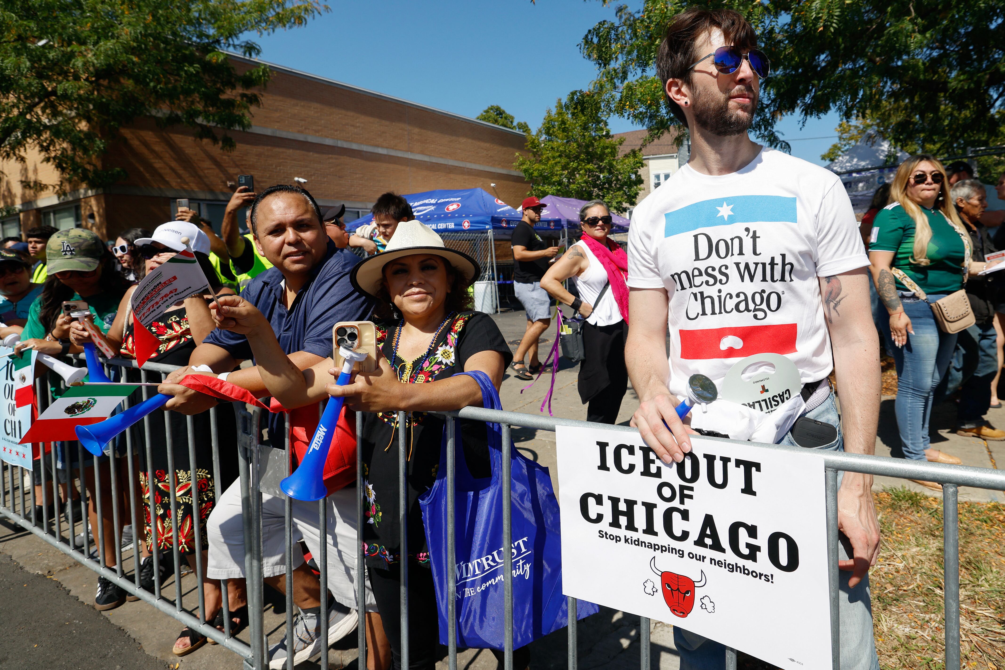 Un hombre sostiene un cartel con la leyenda "ICE fuera de Chicago" mientras asiste al desfile por el Día de la Independencia de México, con el lema "Orgullo y Poder: Nuestra Fuerza, Nuestro Legado", en Chicago, el 14 de setiembre de 2025, en medio de una nueva operación de control migratorio lanzada por la administración Trump el 8 de setiembre.
