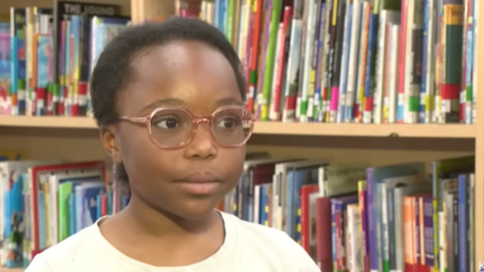 Una estudiante de 10 años en California combina clases de primaria con un curso universitario tras destacar por su desarrollo académico temprano.