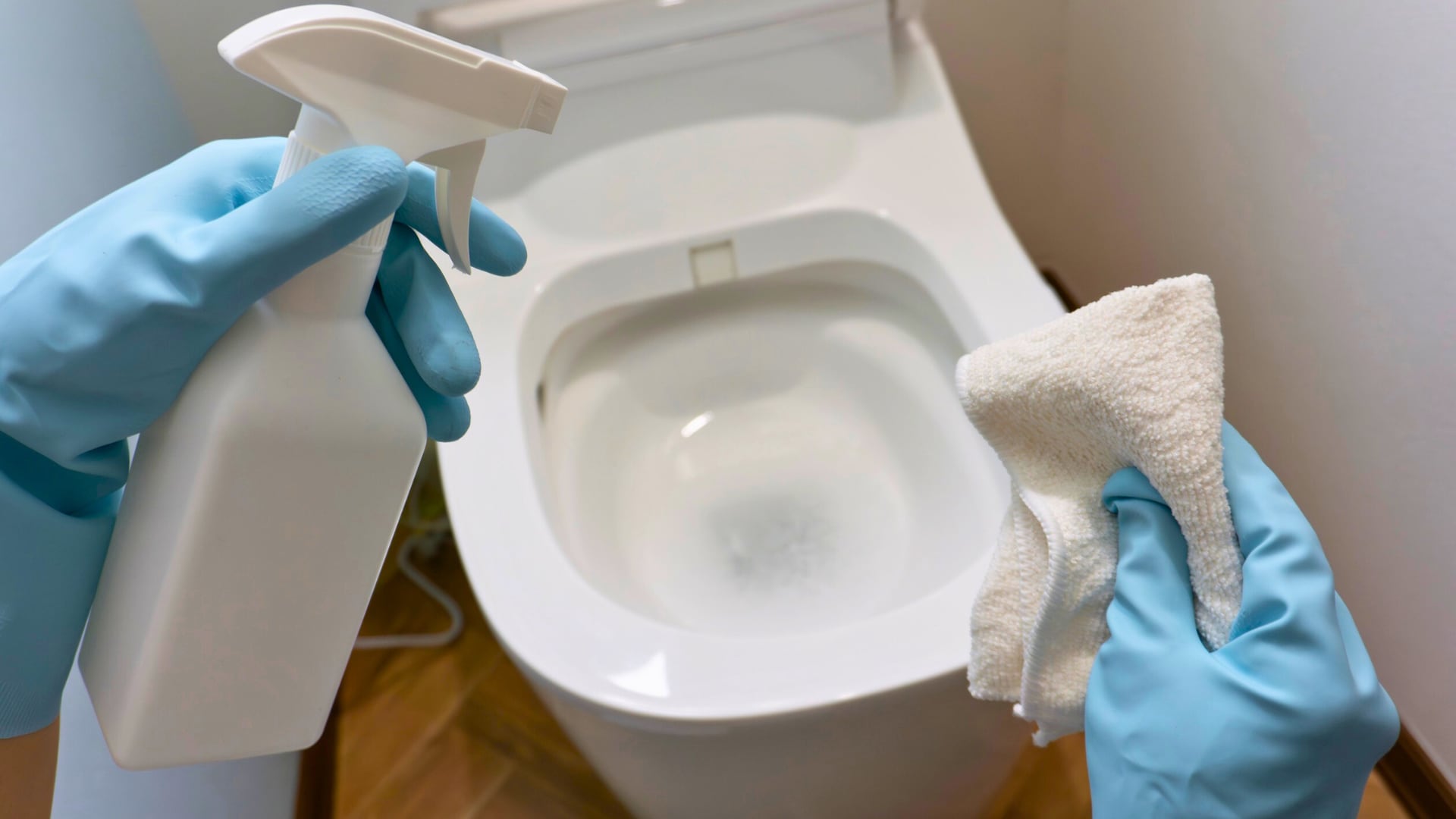 El sarro oculto en los chorros del inodoro reduce la descarga. Una limpieza periódica con métodos seguros mejora el rendimiento y previene bacterias.