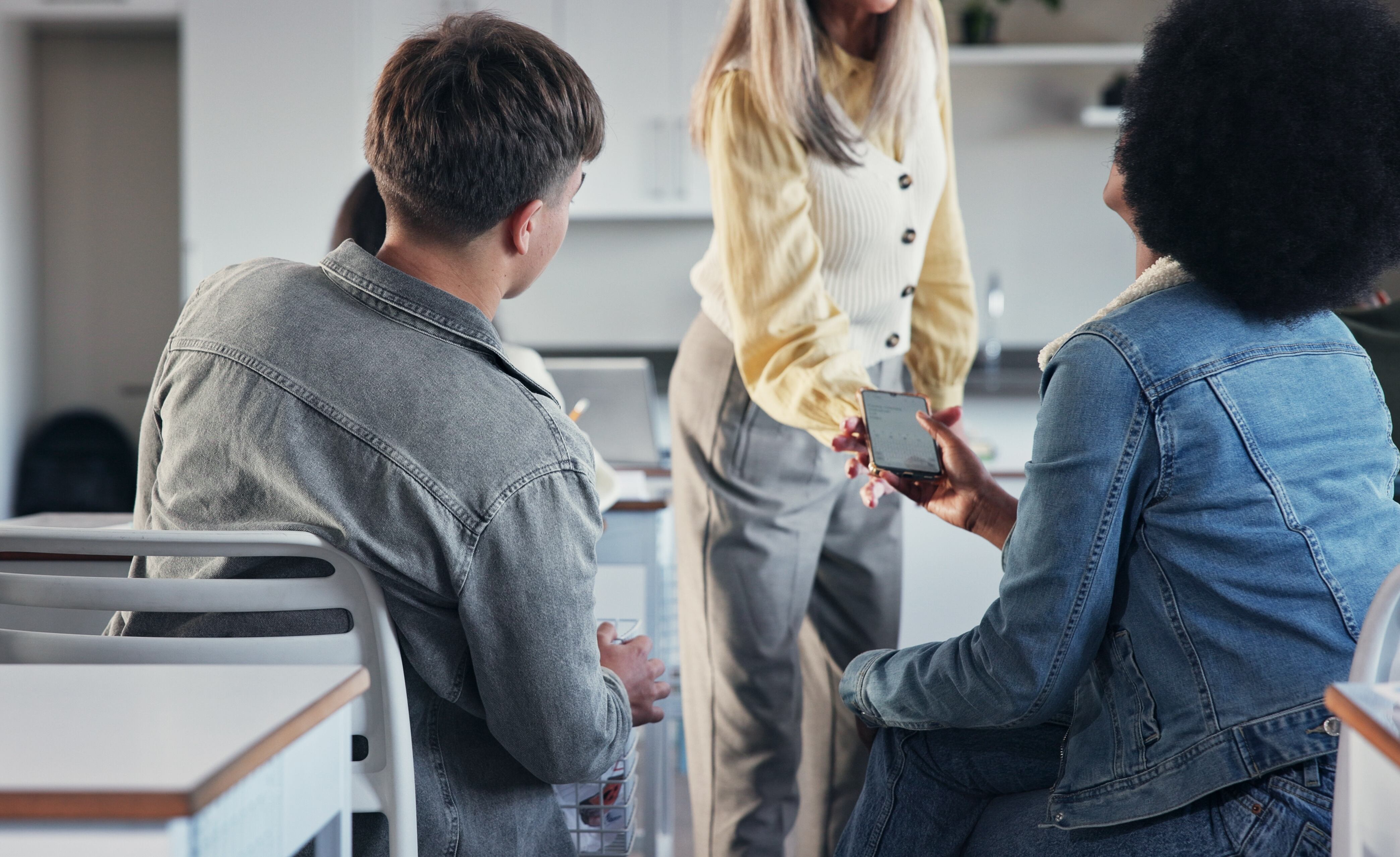estudiantes con celular en clase