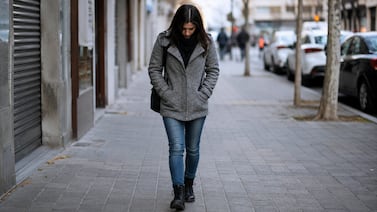 Qué significa caminar mirando al piso, según una experta en comunicación e imagen
