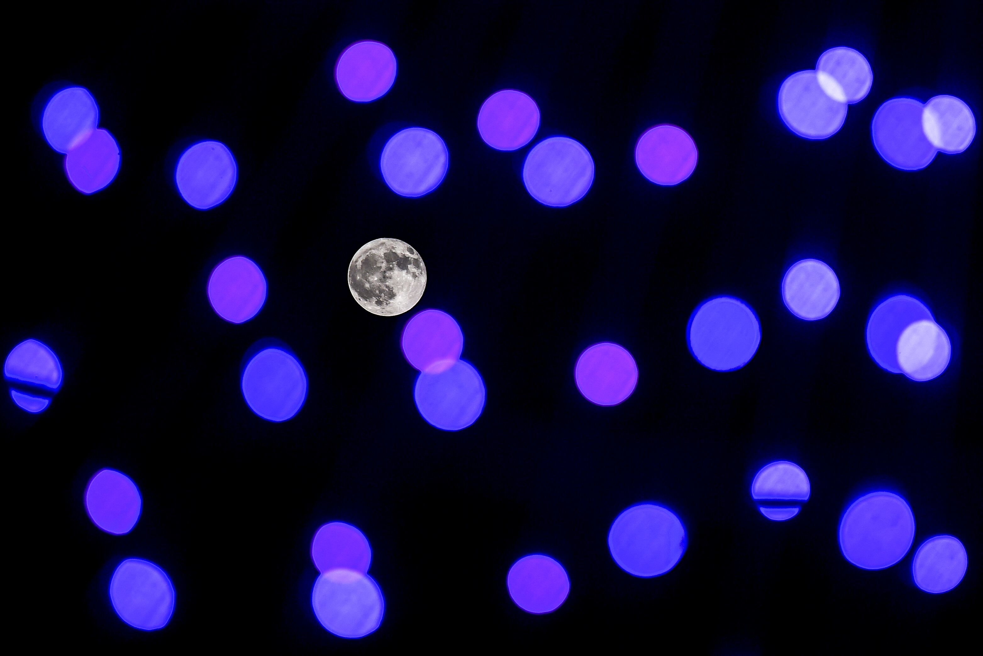 La luna llena se observa con motivo de Shravan Purnima, o el día de la luna llena, en Jalandhar, en el estado norteño de Punjab, India, el 9 de agosto de 2025. (Foto de Shammi Mehra / AFP)