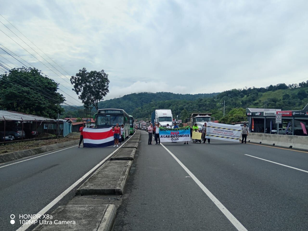 Los vecinos de Limón mantienen cierres en Liverpool y Siquirres y exigen la atención del MOPT. Foto: Uniproli.