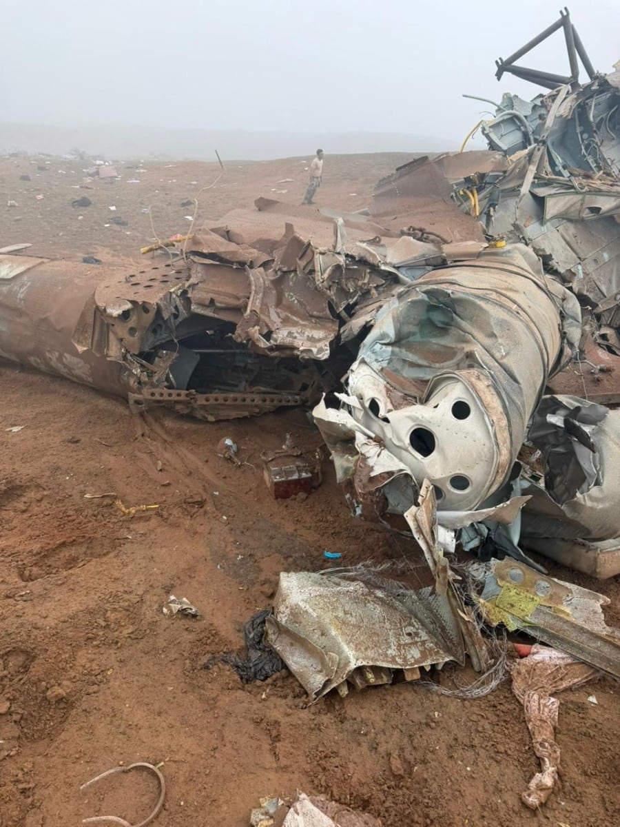 Esta fotografía, difundida por la Fiscalía de Arequipa, muestra los restos de un helicóptero militar que se estrelló el 23 de febrero de 2026 en Chala Viejo, localidad de la provincia de Caravelí, en la región de Arequipa, al sur del Perú.