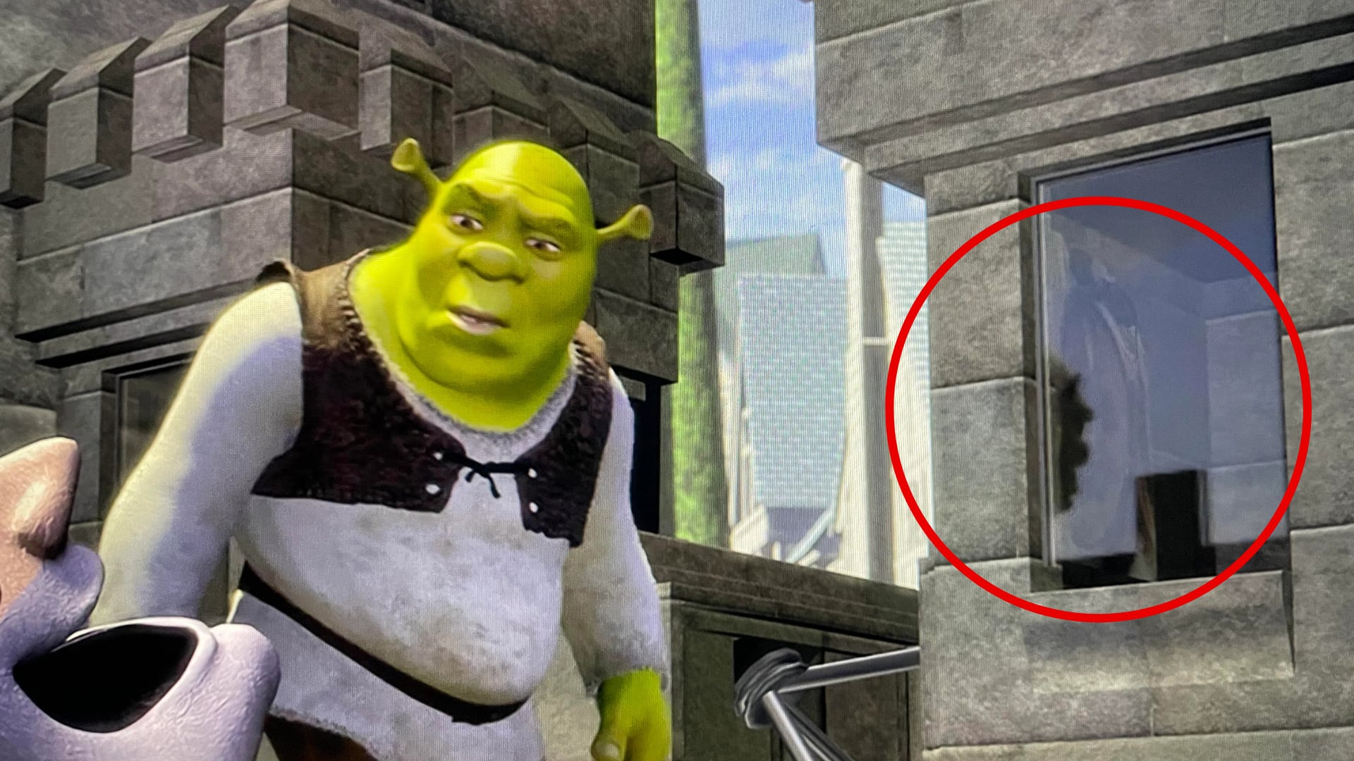 La mujer que aparece en una escena de ‘Shrek’ sigue sin ser identificada, a 24 años del estreno del primer filme.