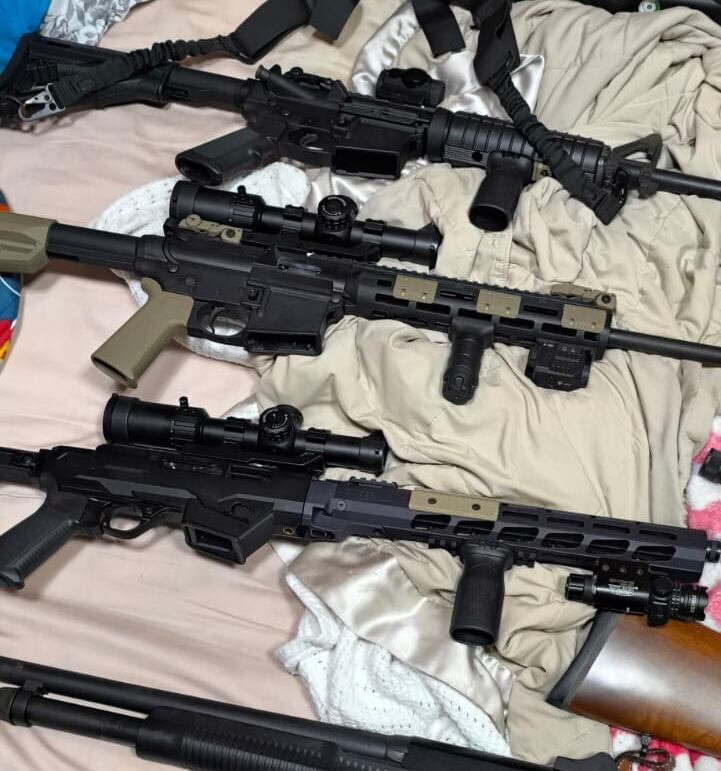 Las autoridades también incautaron varias armas entre escopetas y fusiles de asalto. Fotografía: