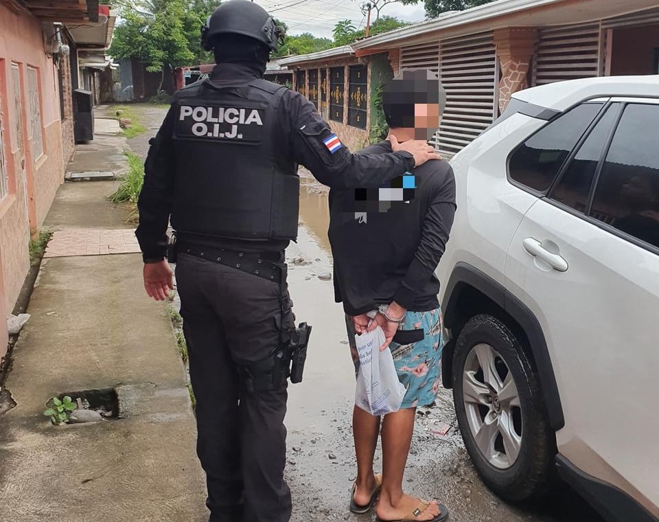 El joven de 18 años cayó luego de allanar siete viviendas. Se le decomisaron muncioles para pistola y para armas de grueso calibre. Foto: Cortesía OIJ.