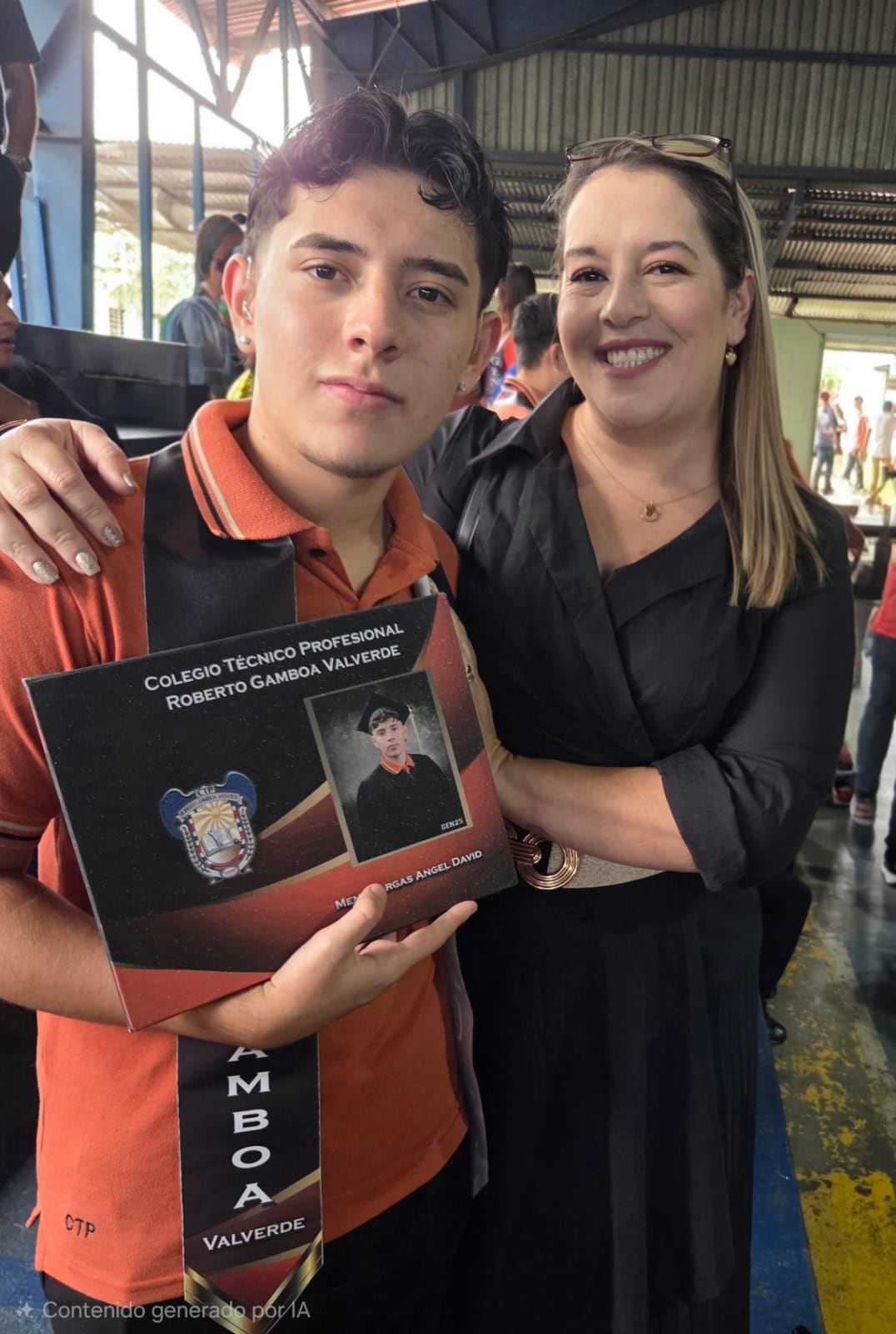 Ángel David junto a su mamá Rebeca Vargas. La progenitora expuso lo que ocurría con su hijo y lo que calificaba como un atropello. El colegio no debía aplicar la prueba de inglés de escucha al muchacho que tiene la condición de sordera, aún así, lo apartaron y se la realizaron poniendo un parlante a todo volumen.
