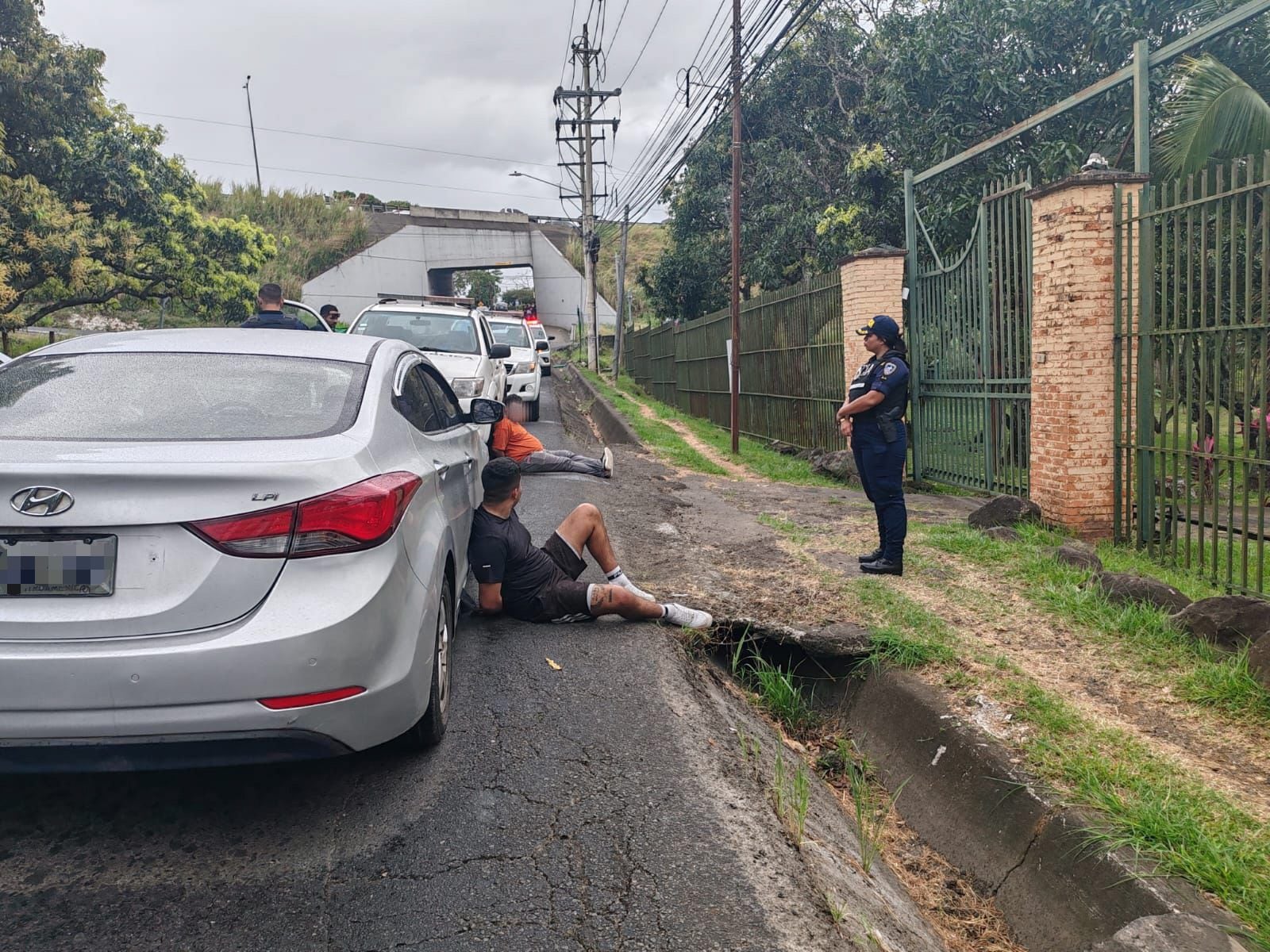 Los detenidos iban a bordo de este Hiyndai gris y portaban un arma de fuego. Foto: Cortesía MSP.