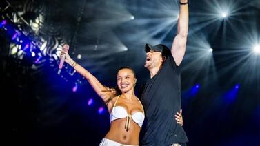 ¿Enrique Iglesias intentó besar a Emilia Mernes? Vea el incómodo momento que protagonizaron en concierto