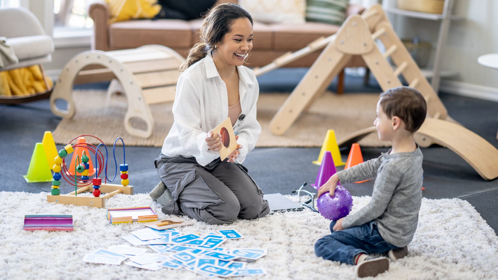 Una sesión de terapia de lenguaje puede incluir juegos para estimular la comprensión y expresión del niño.
