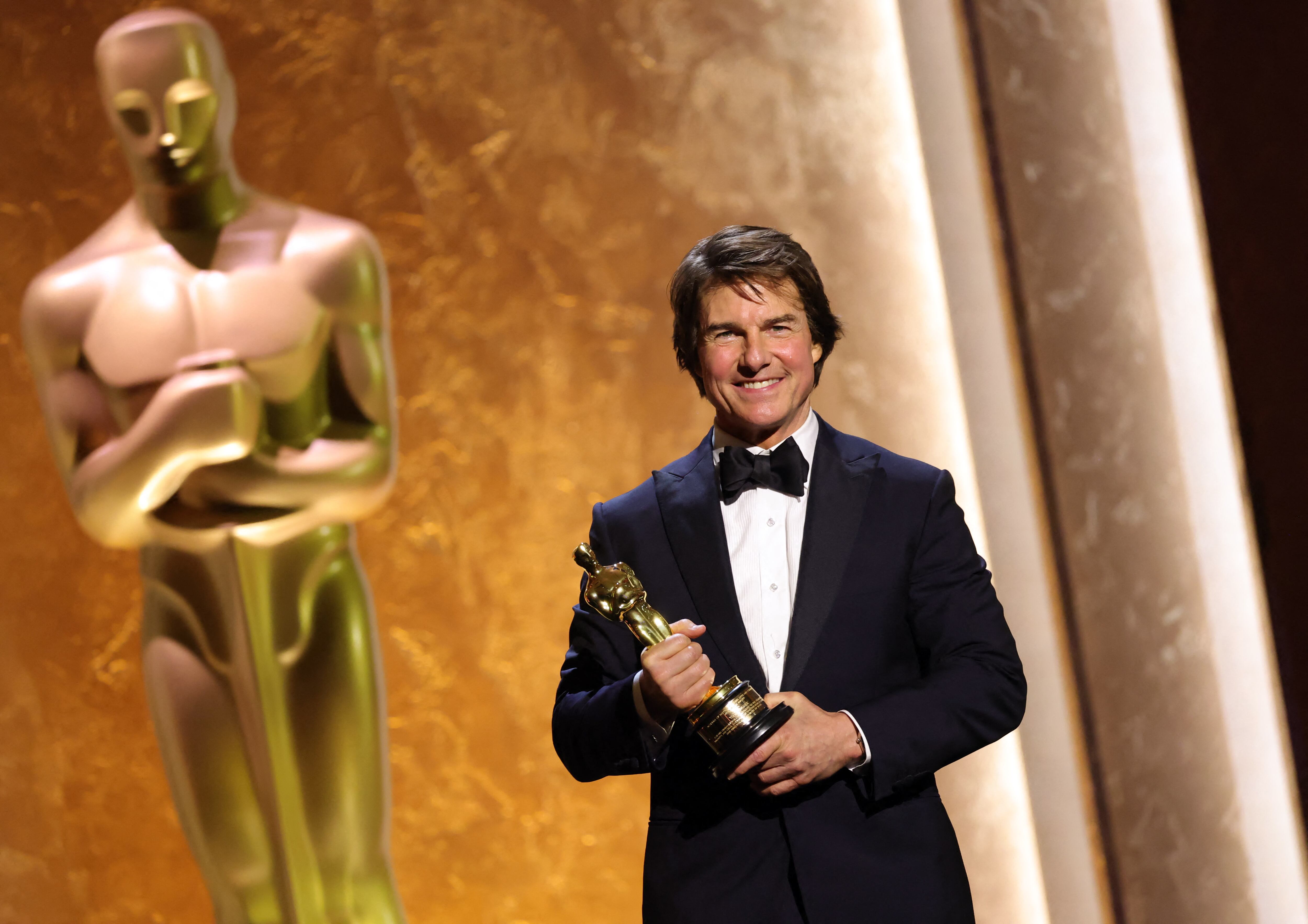 Tom Cruise recibió un Óscar honorario en una gala que también reconoció a Dolly Parton y Debbie Allen.