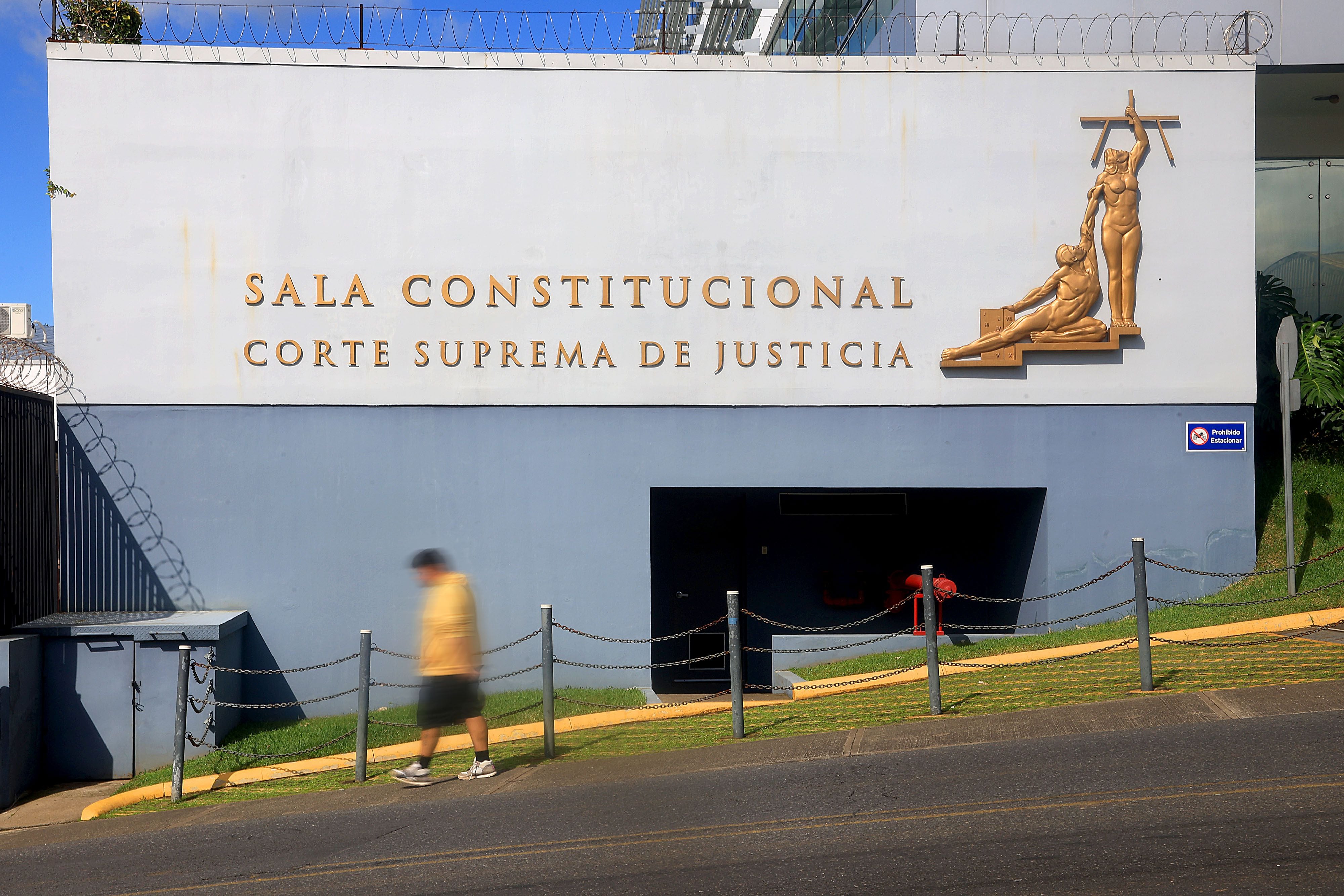 Fachada de la Sala Constitucional de la Corte Suprema de Justicia de Costa Rica, con una escultura de justicia y el nombre de la institución grabado en la pared.