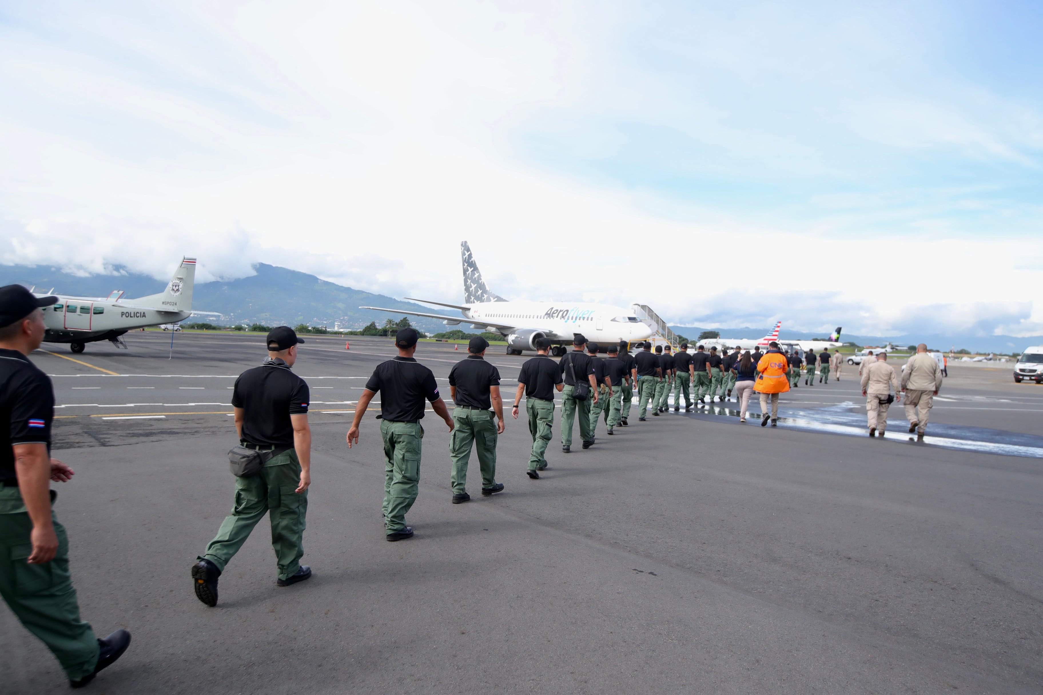 Bomberos forestales parten para Canadá
