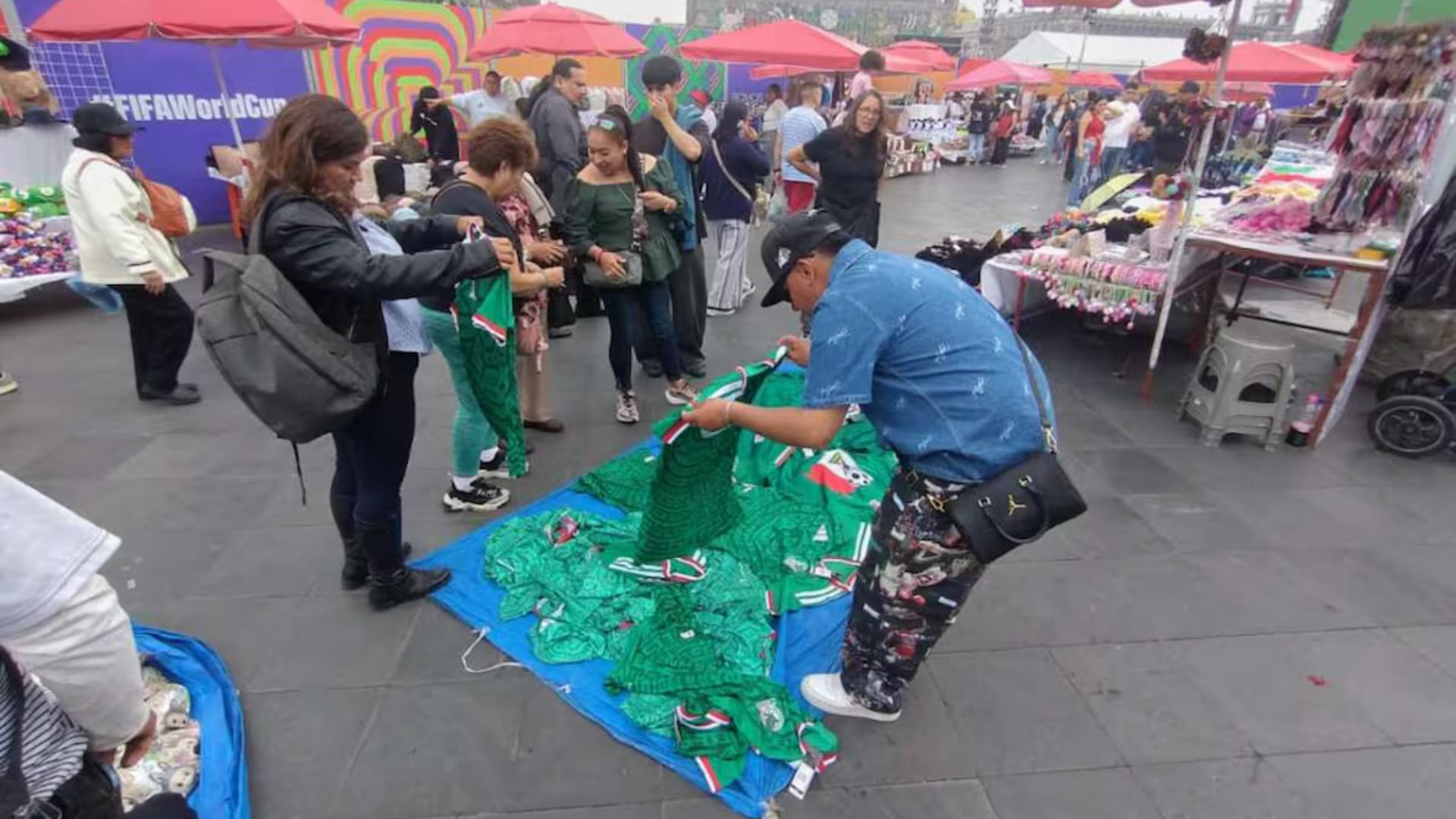 Las playeras de la Selección Mexicana y otros productos alusivos al Mundial se liquidan tras la eliminación del equipo y la caída en la llegada de turistas.