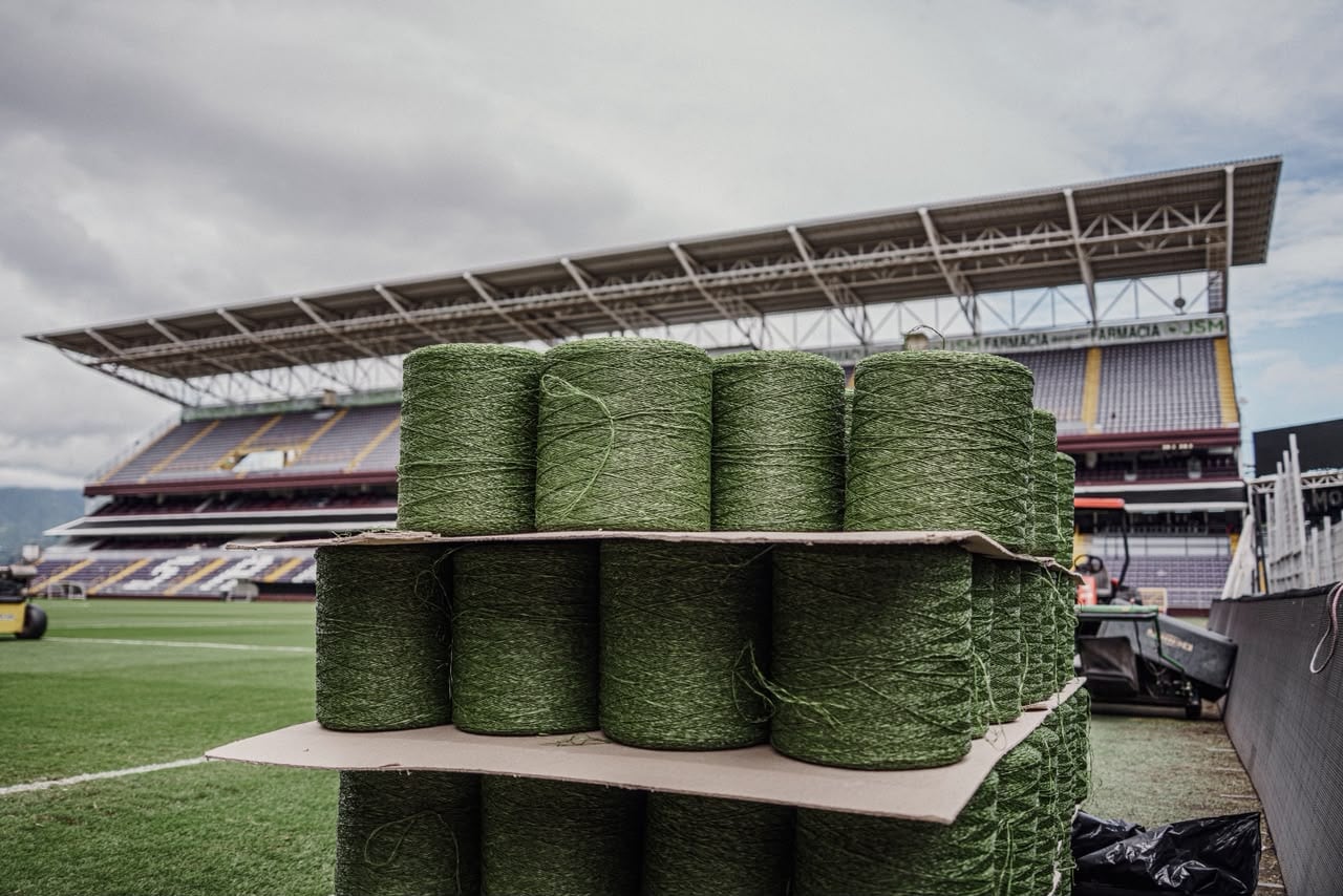 Saprissa inicio la instalacion de su gramilla hibrida