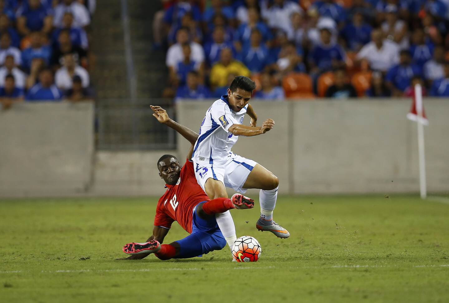 El nacional Joel Campbell marca a Alexánder Larín de El Salvador.