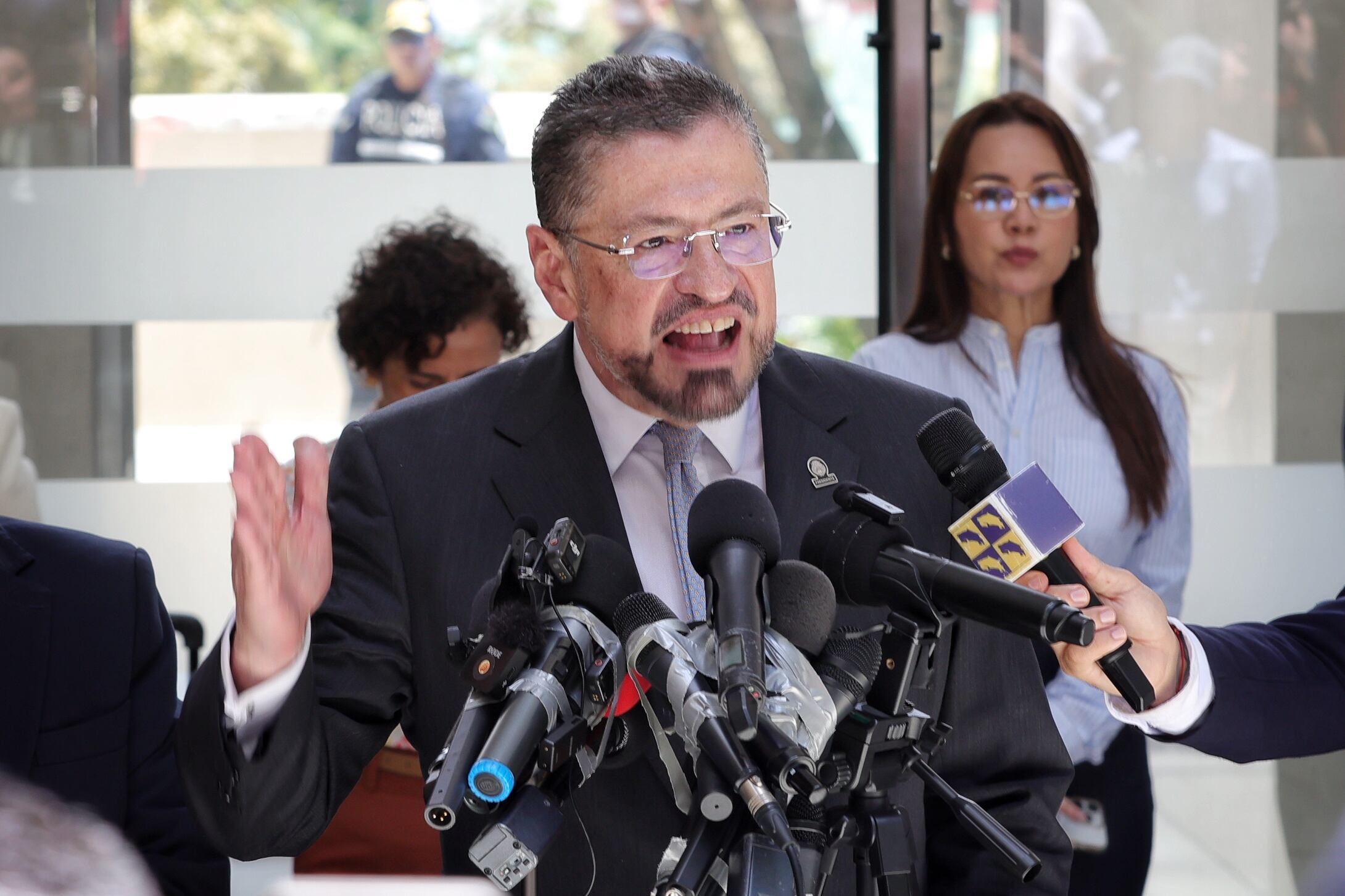Rodrigo Chávez posterior a la comparecencia con diputados en la Asamblea Legislativa