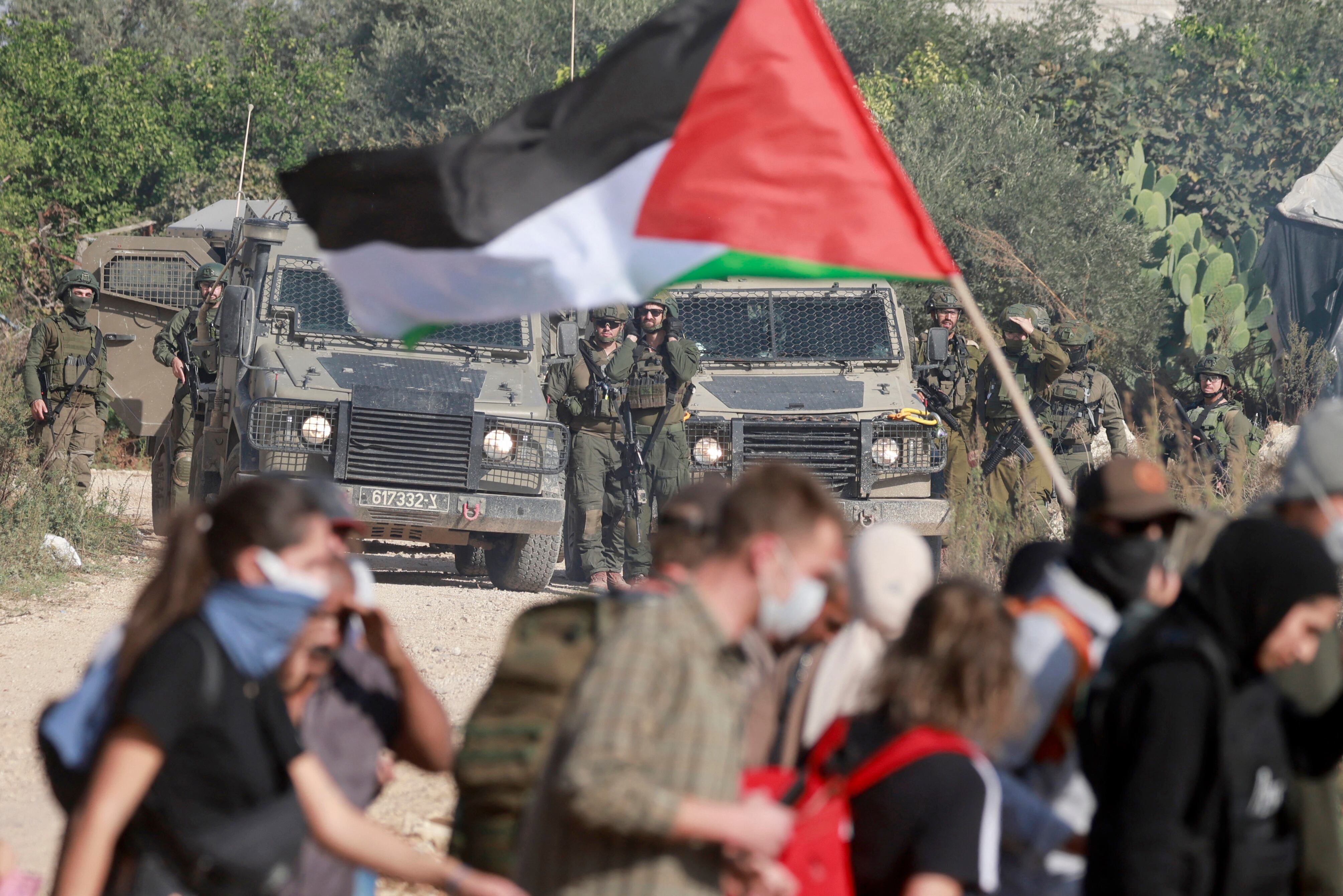 Residentes del campo de refugiados de Nur Shams, cerca de Tulkarem, en la Cisjordania ocupada por Israel, y activistas solidarios extranjeros se congregaron a la entrada del campo durante una protesta para exigir el derecho a regresar a sus hogares, este 23 de noviembre. Fotografía:
