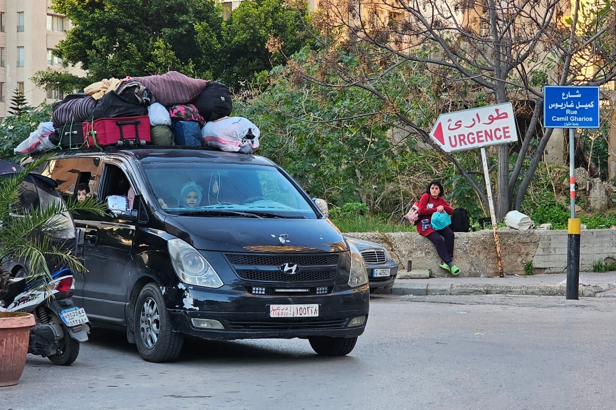 Personas abandonan en automóvil los suburbios del sur de Beirut tras la última advertencia de evacuación emitida por Israel el 5 de marzo de 2026.