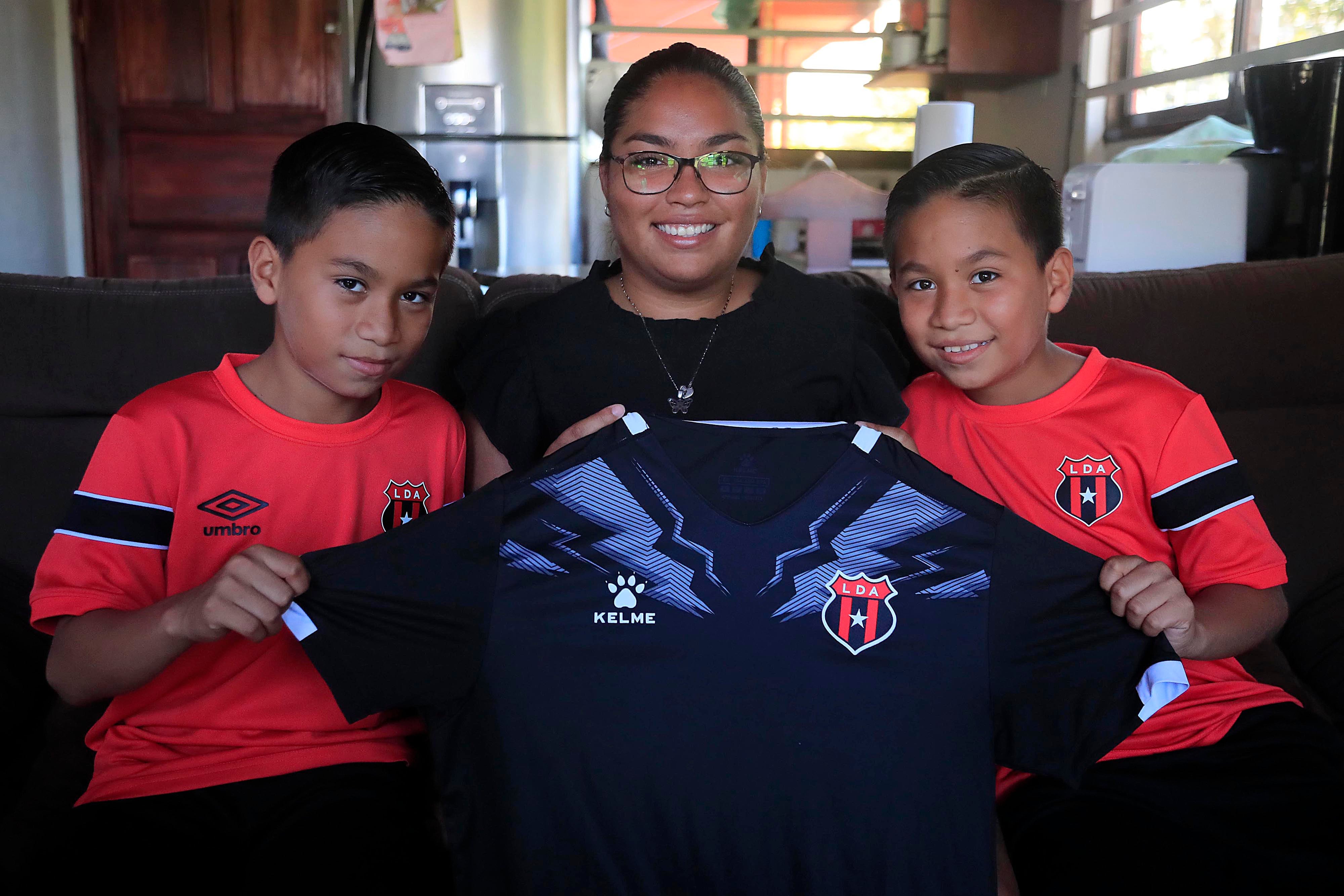 13/09/2023 Turrúcares. Los gemelos José Pablo y Juan Pablo, y su hermana María José Serrano Gómez, hablaron de su madre Jenny Gómez, una de las víctimas del fatal accidente de Cambronero que ocurrió hace un año.