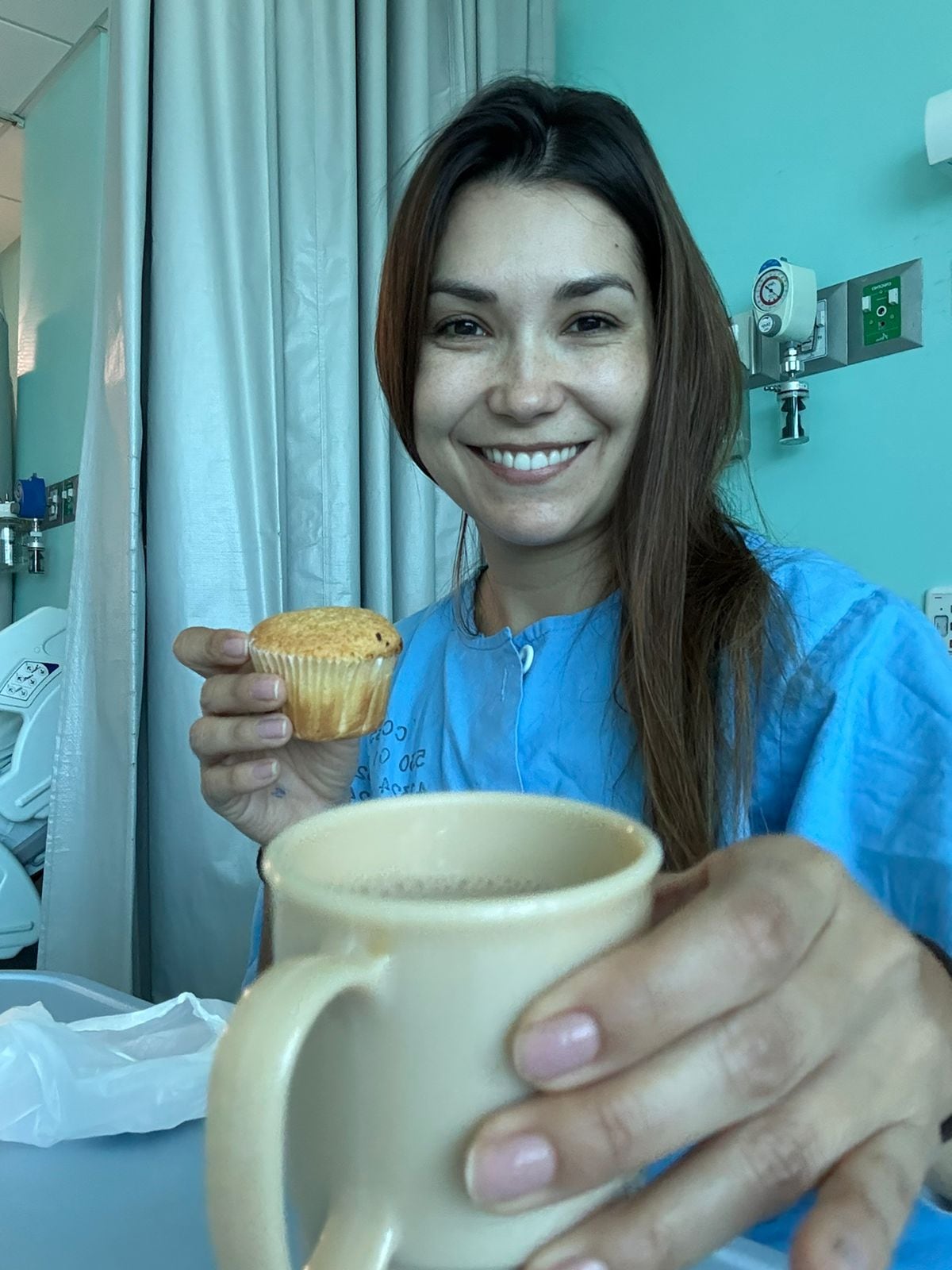 Ginnés Rodríguez toma café mientras espera su operación en el hospital Calderón Guardia.