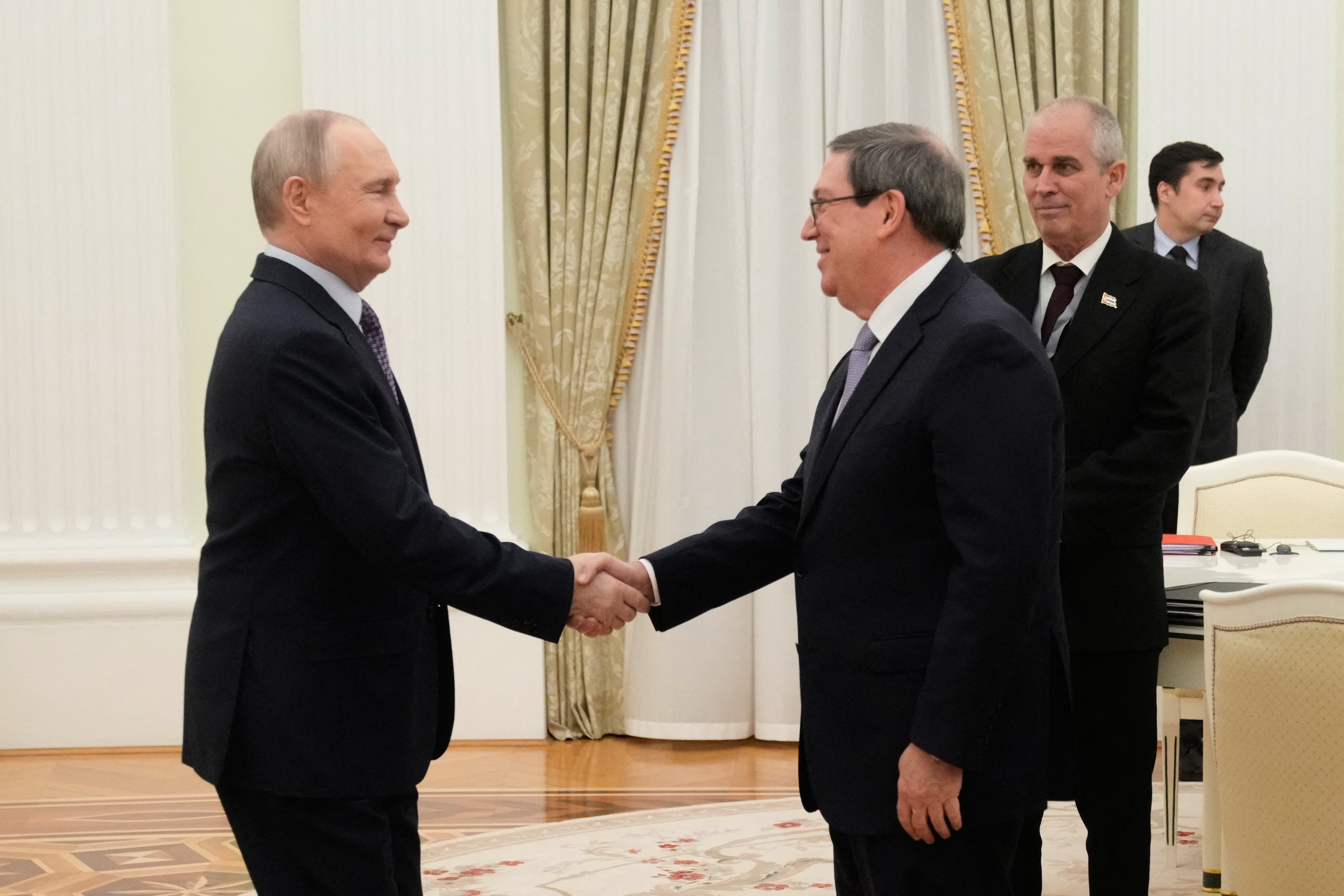El presidente ruso, Vladimir Putin, saluda al ministro de Relaciones Exteriores de Cuba, Bruno Rodríguez Parrilla, durante su reunión en el Palacio del Senado del Kremlin en Moscú el 18 de febrero de 2026. (Foto de Pavel Bednyakov / POOL / AFP)