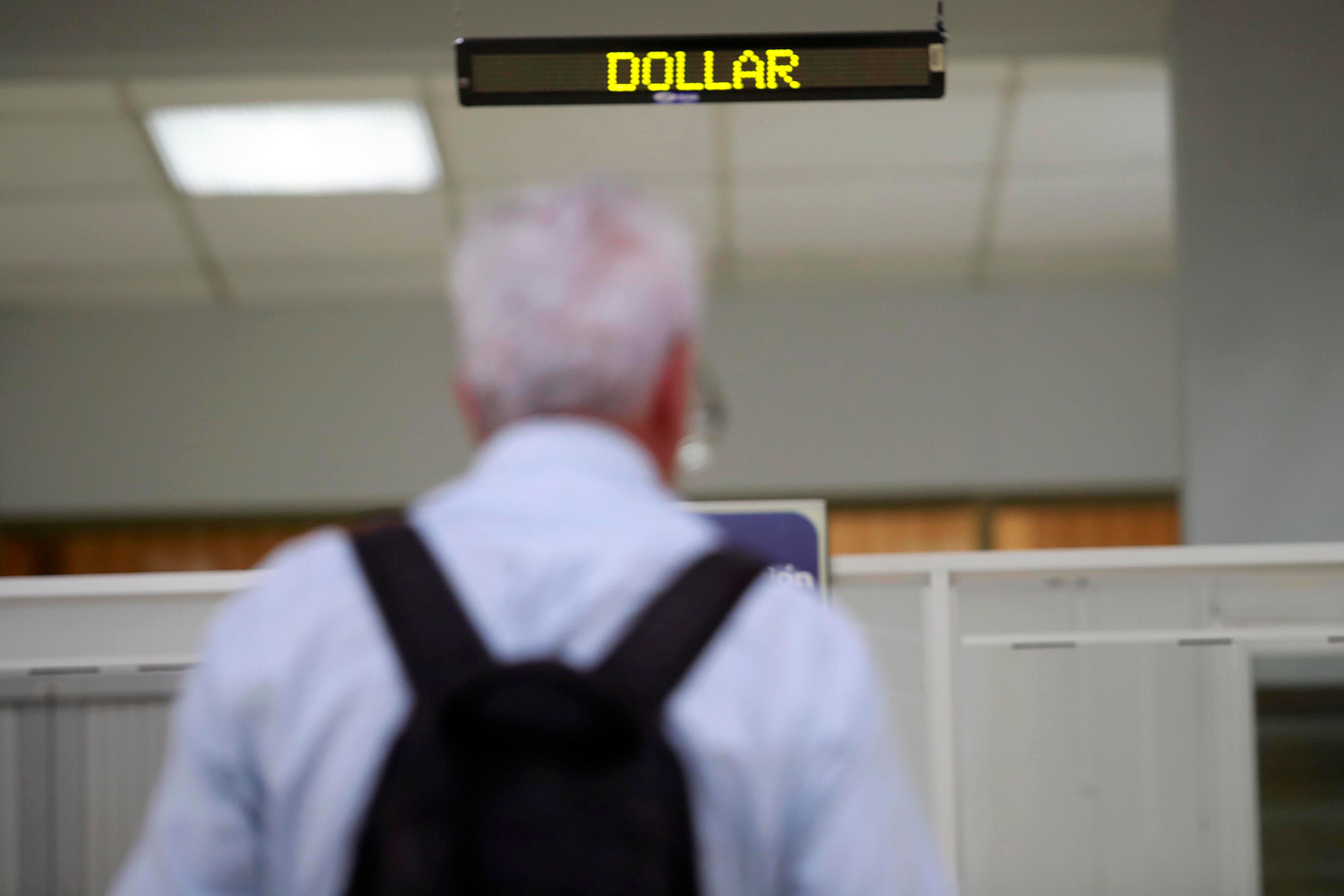 14/04/2024 San José. Pizarra electrónica con información relacionada con el tipo de cambio (compra y venta) del dolar, en el Banco Nacional. Foto: Rafael Pacheco Granados