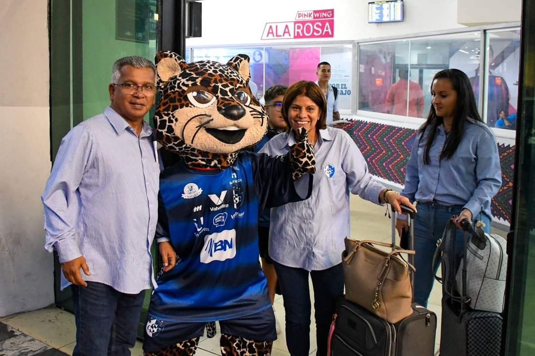 El presidente de Cartaginés, Leonardo Vargas (izquierda) viajó a Guatemala y compartió con Max, mascota del club, previo al duelo de la Copa Centroamericana.