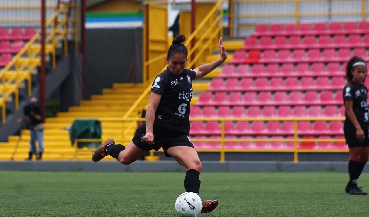 Fernanda Chavarría hace el segundo para el Sporting al 59. Un pepinazo de tiro libre le dio el gane a las josefinas. Facebook Sporting.