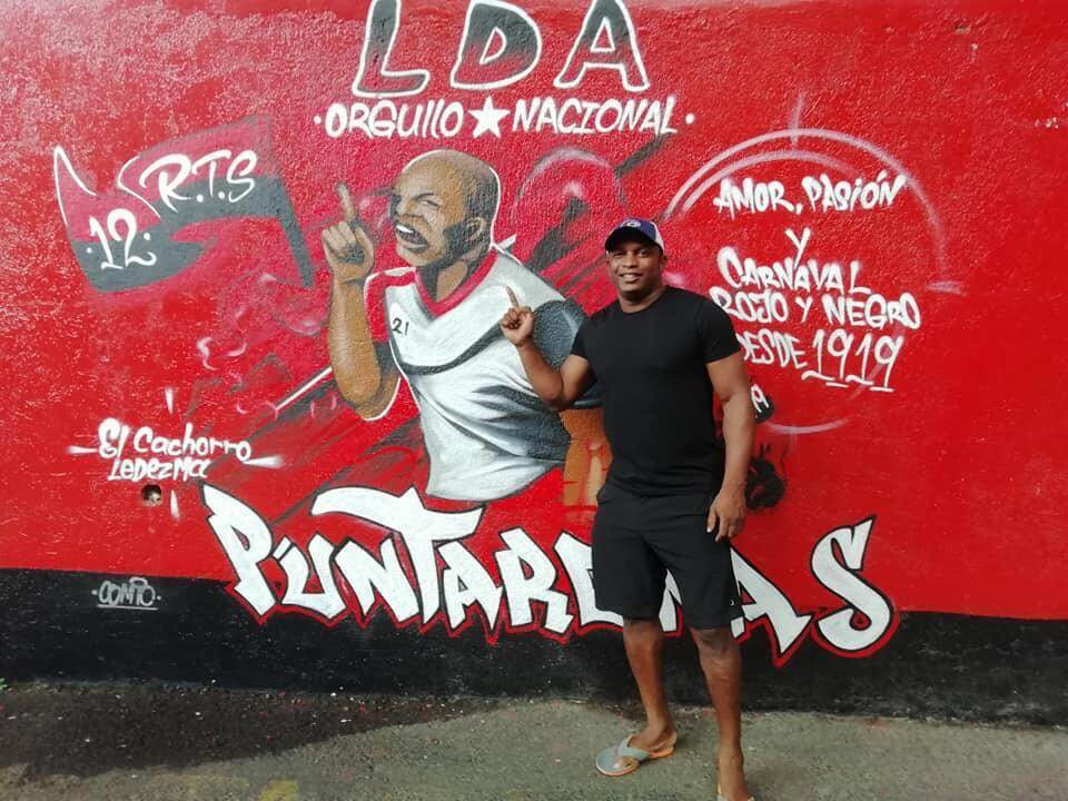 Froylán posó al lado de un mural en su honor que se encuentra en una de las paredes del Morera Soto. Fotografía: Esteban Aronne para La Nación