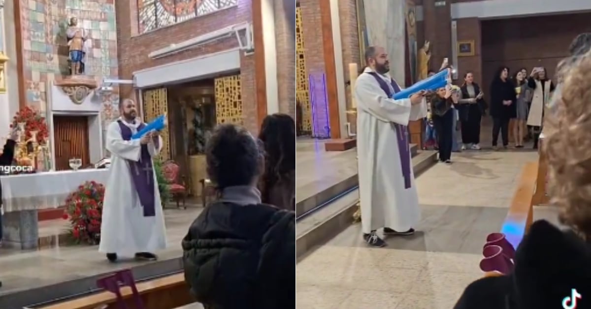 Después de impartir la bendición de manera tradicional con agua bendita, el sacerdote optó por utilizar una pistola de agua para rociar a los niños.