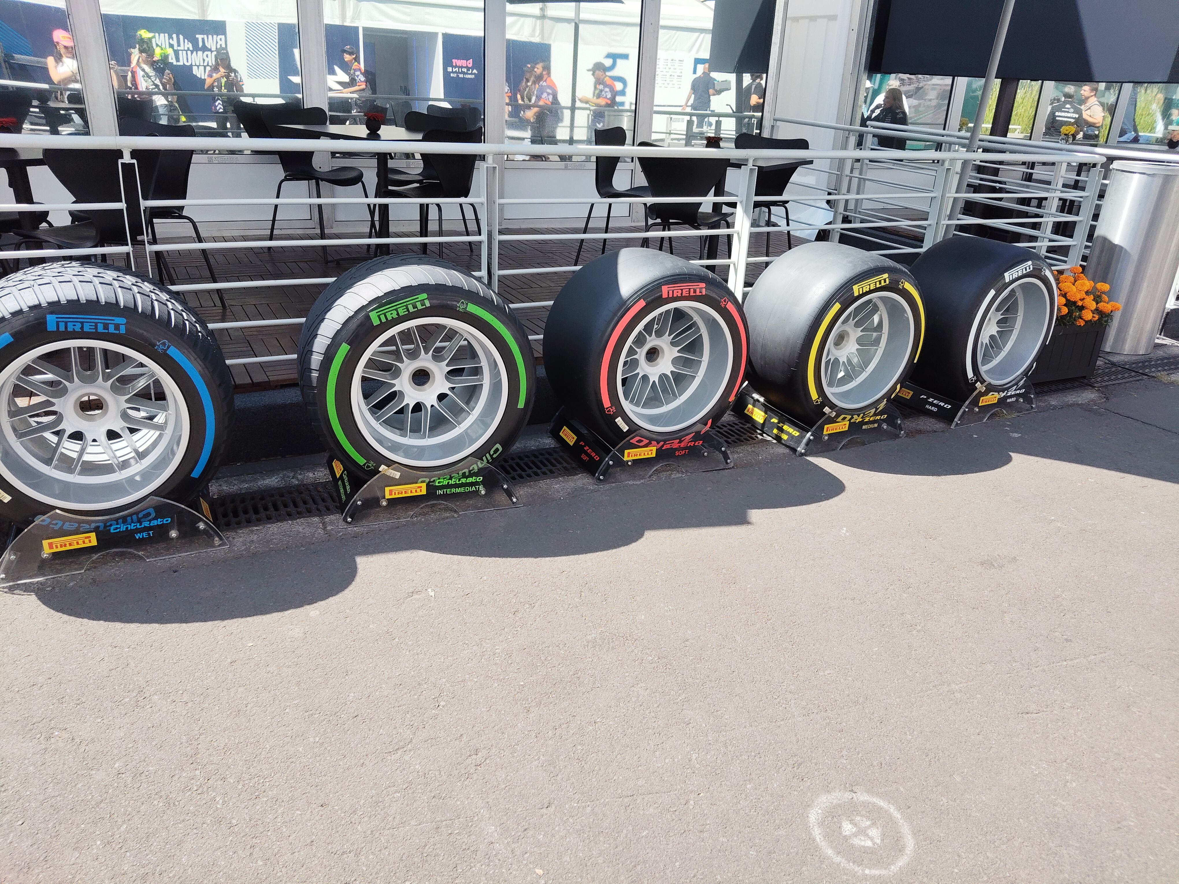 El campo de la Fórmula 1 ofrece espacio para aprender de procesos físicos, químicos y otros que educan sobre ciencia y tecnología.