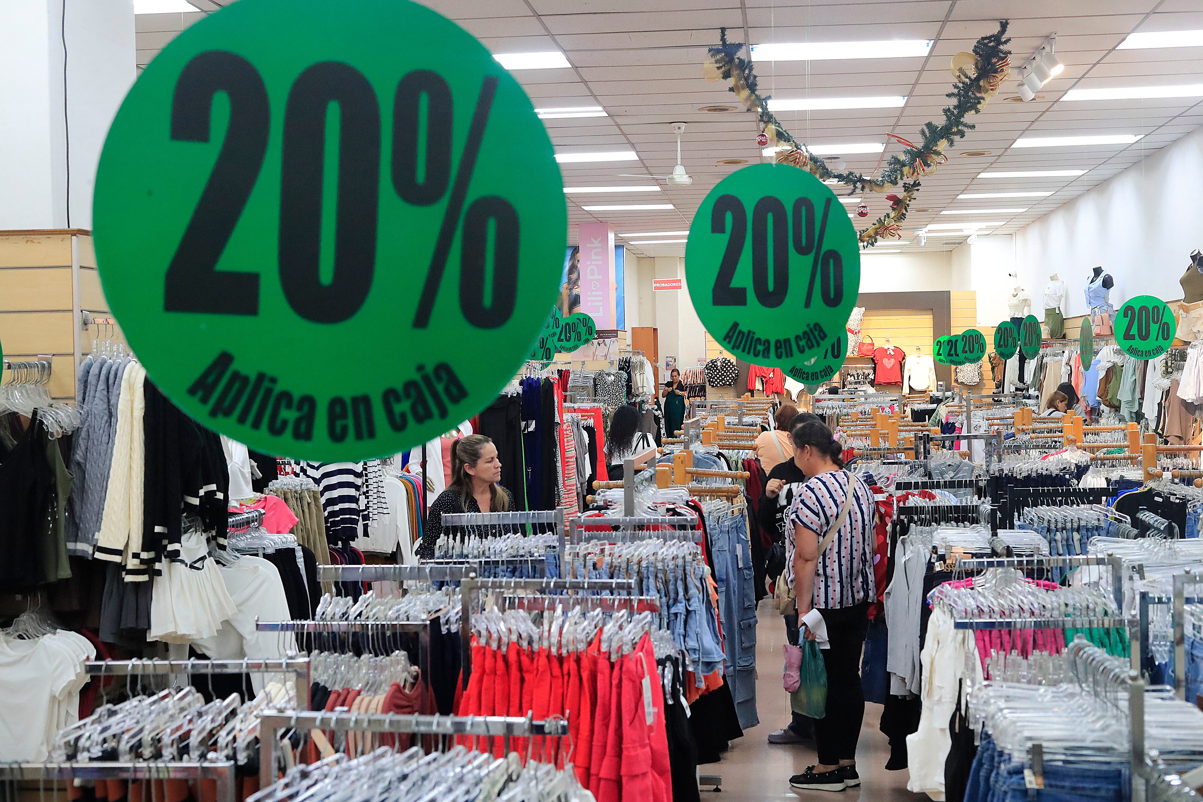 Personas realizan compras en tiendas con descuentos.